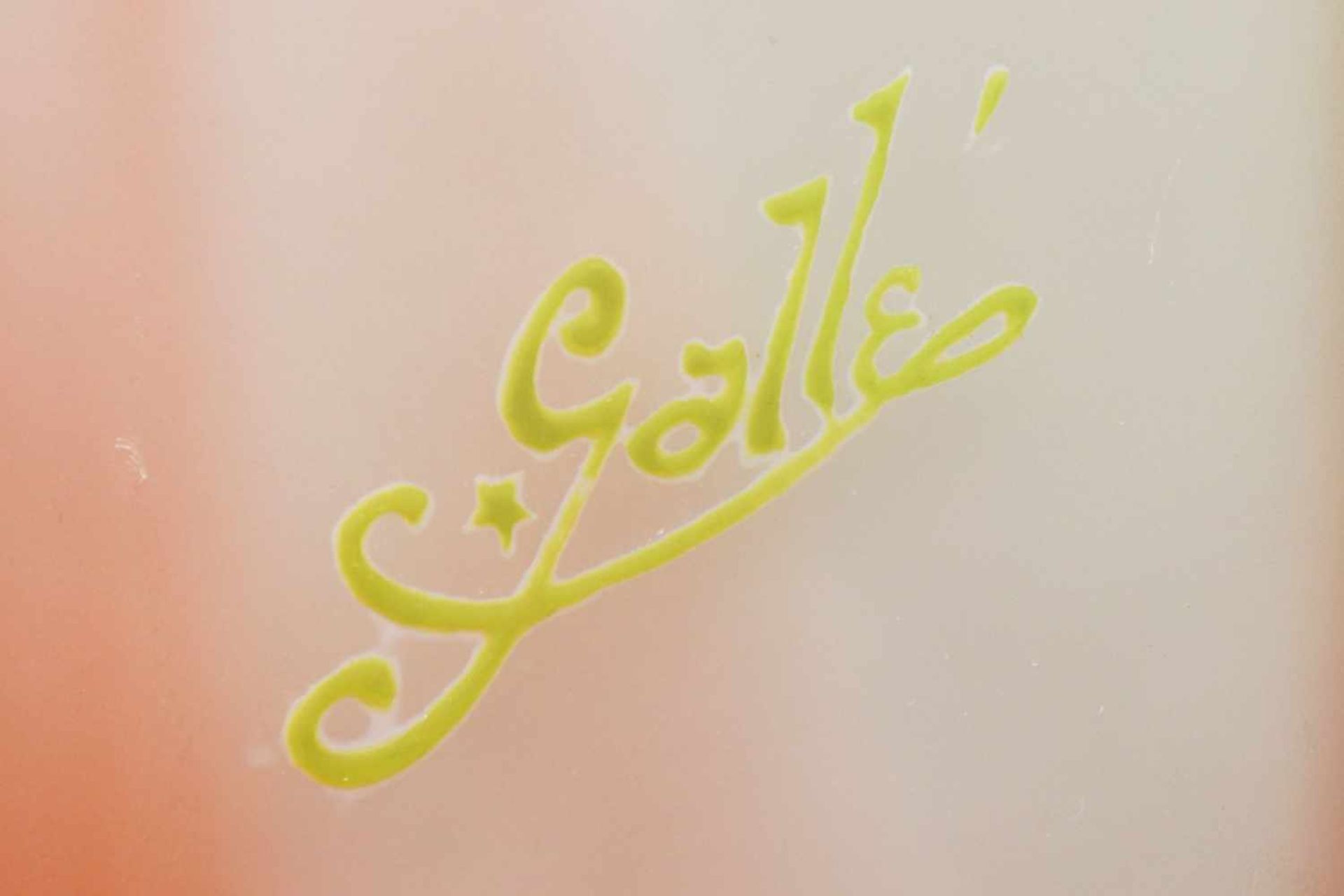 EMILE GALLÉ Glasvase (um 1905) grün überfangenes, geschnittenes und geätztes lachsfarbenes Glas mit - Bild 3 aus 3