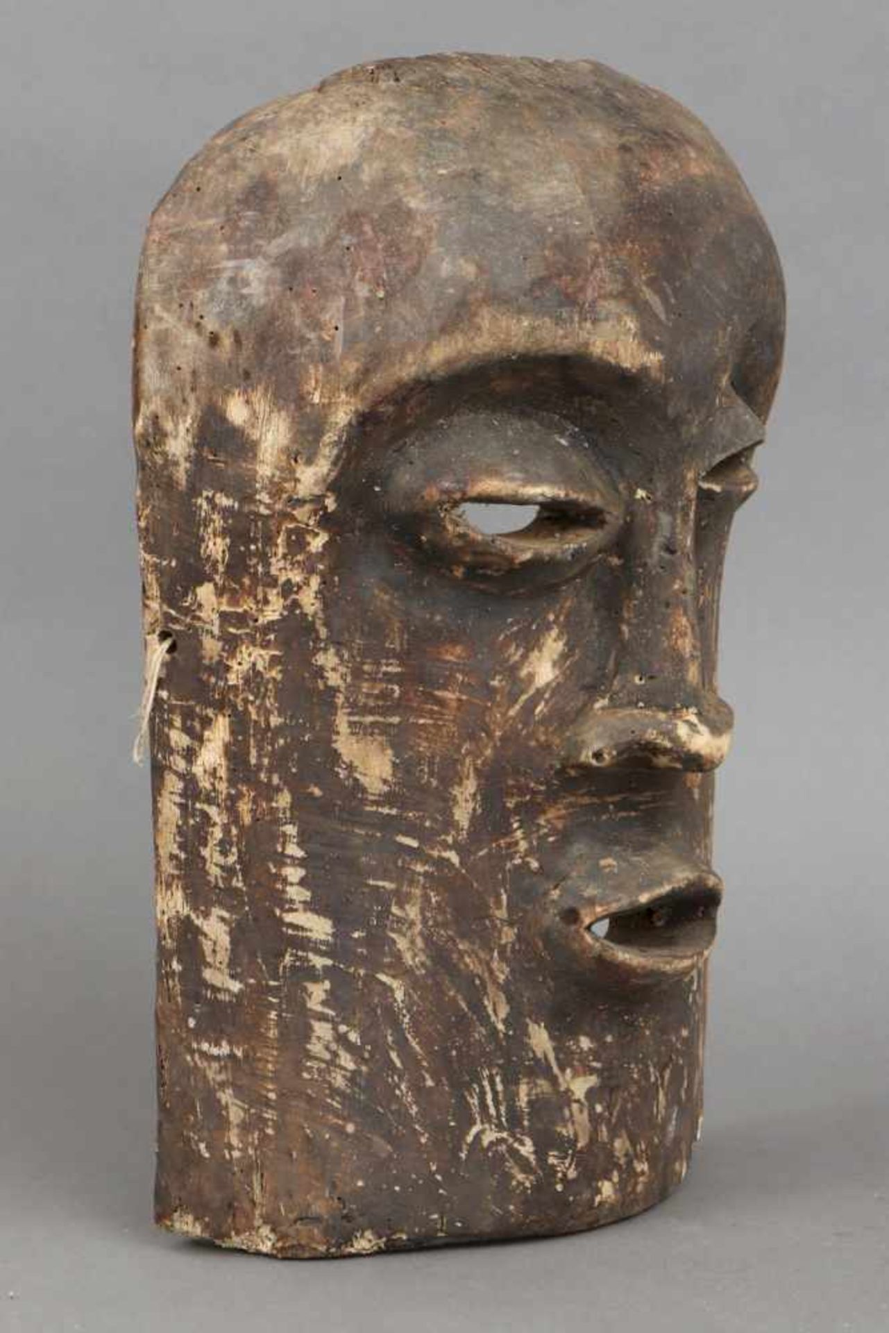 Afrikanische Ritualmaske, wohl Grebo, Liberia Holz, geschnitzt, braun patiniert, gewölbtes Gesicht - Bild 2 aus 3