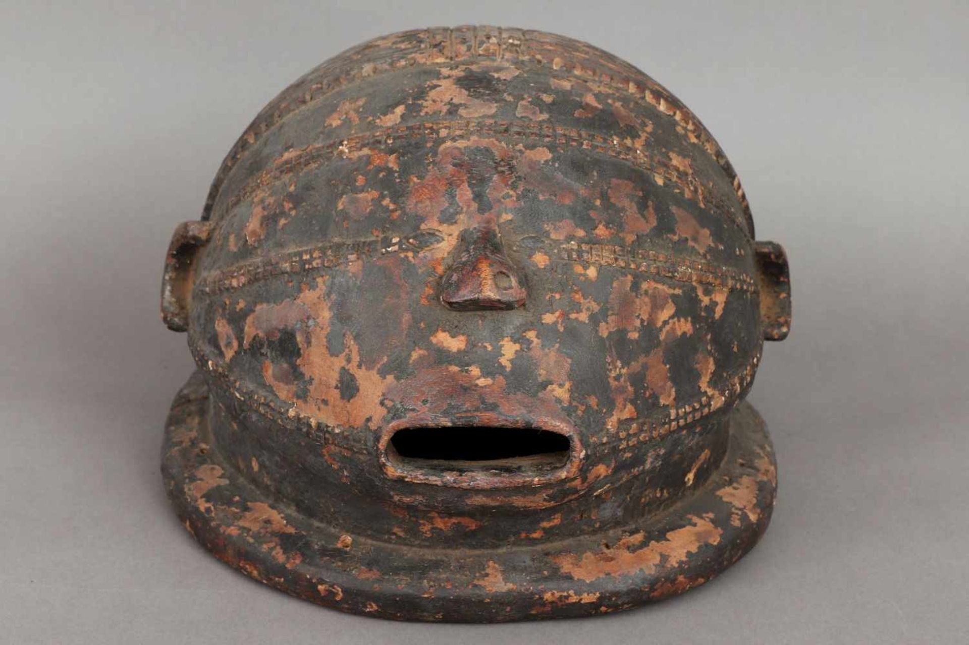Helmmaske der Tabwa ¨Musangwe¨ Kongo, dunkel patiniertes Holz, Kerbschnitzerei, kugelförmiger Kopf - Bild 3 aus 4