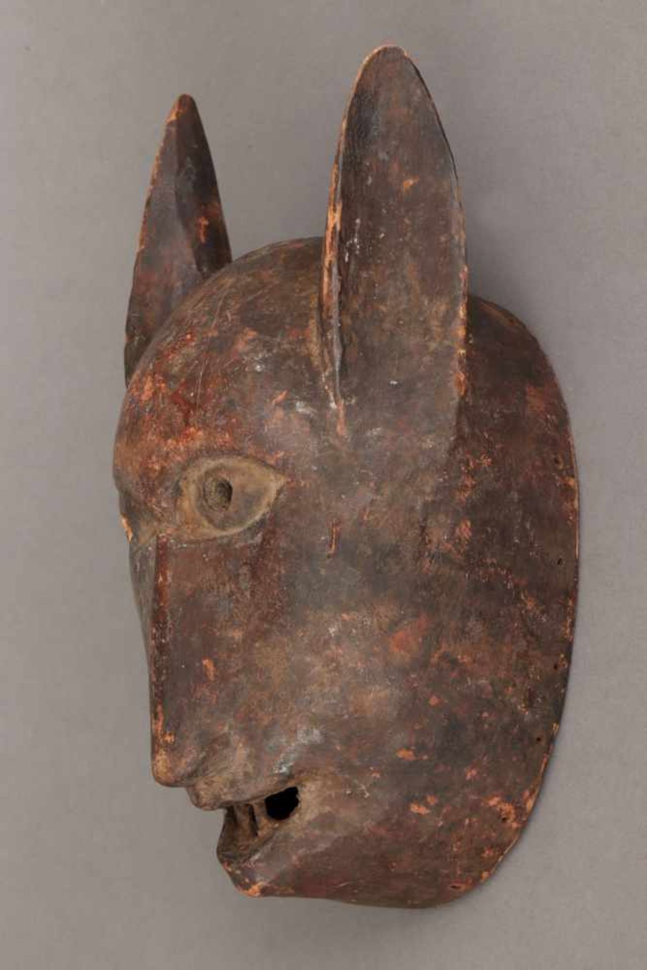 Afrikanische Tiermaske, wohl Bambara, Niger ¨Hundekopf¨, Holz geschnitzt und dunkel patiniert, - Bild 2 aus 2