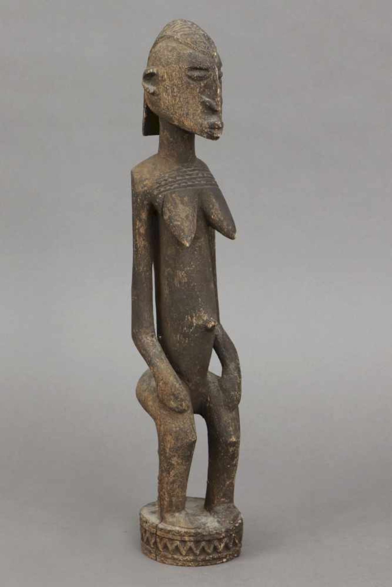 Afrikanische Fruchtbarkeitsfigur der Dogon, Mali Holz, geschnitzt und dunkel patiniert, auf Hocker