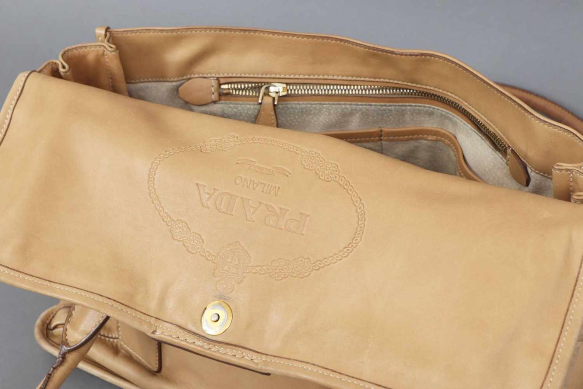PRADA Handtasche hellbeiges Leder, Kuvertform, 2 Trageriemen, vergoldeter Prada-Schriftzug auf der - Bild 4 aus 4