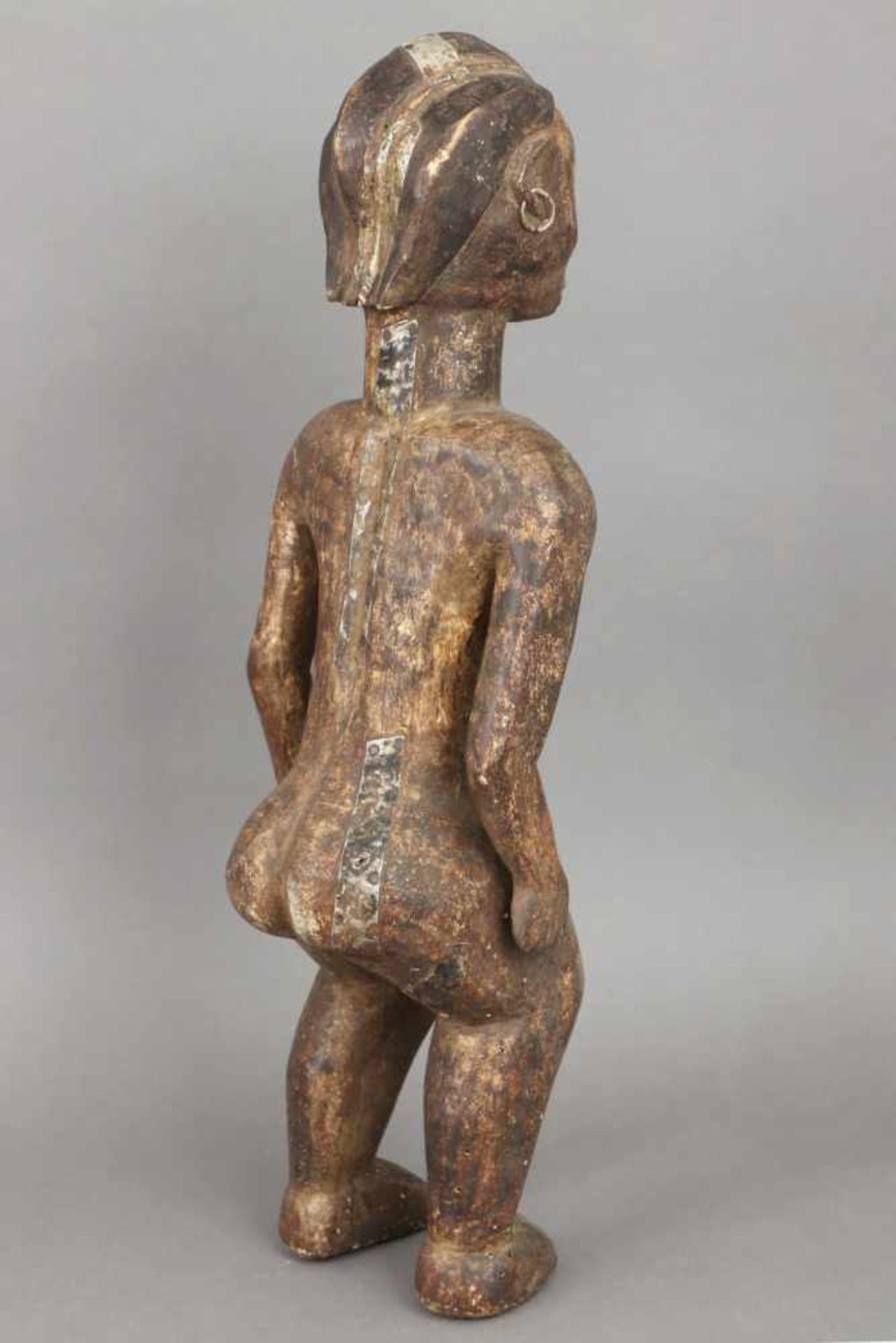 Afrikanische Ritual-/Ahnenfigur Holz, geschnitzt und dunkel patiniert, Metallbeschläge, stehende - Image 3 of 4