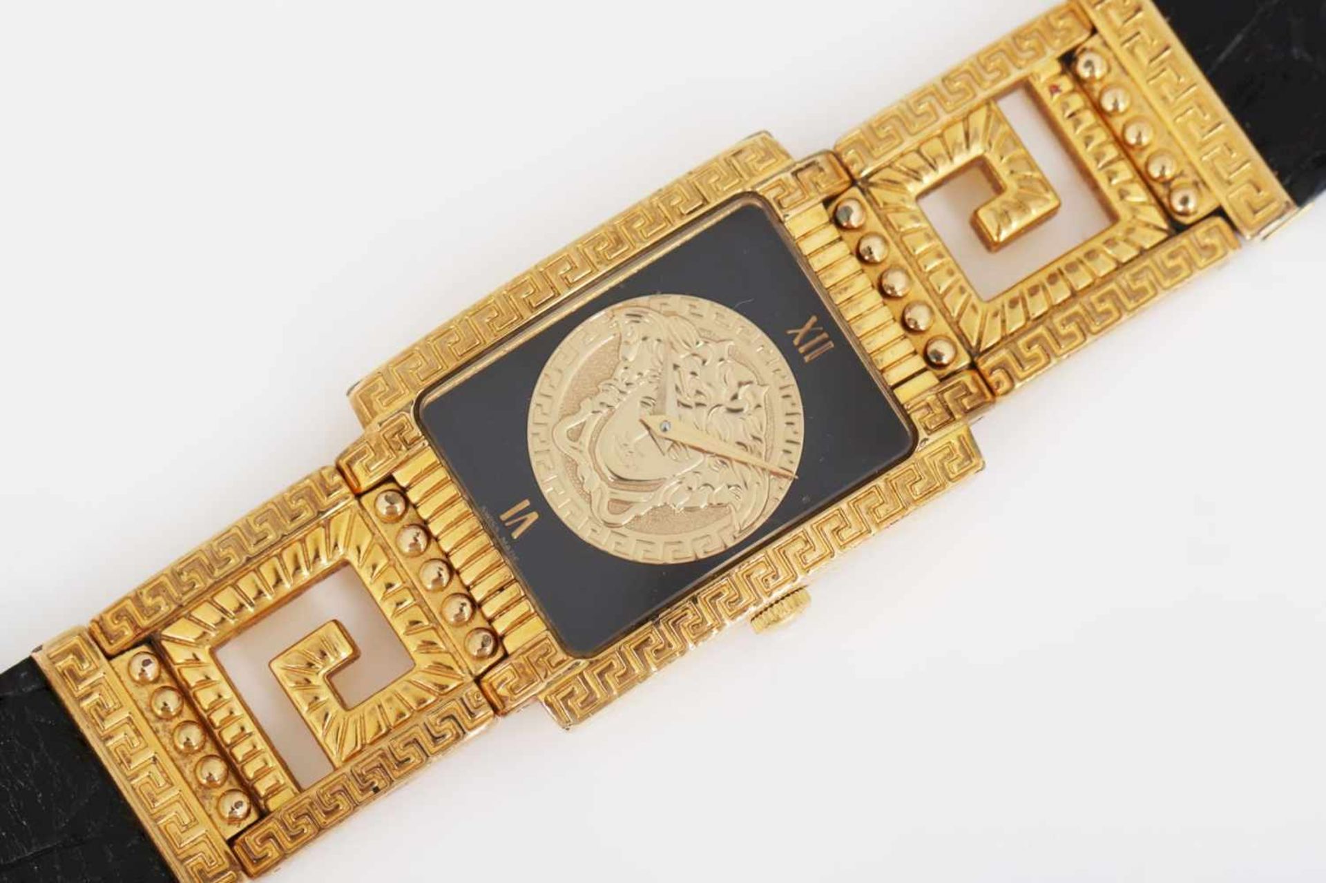GIANNI VERSACE Armbanduhr vergoldetes Metall und schwarzes Leder mit Krokoprägung, Mäanderdekor,