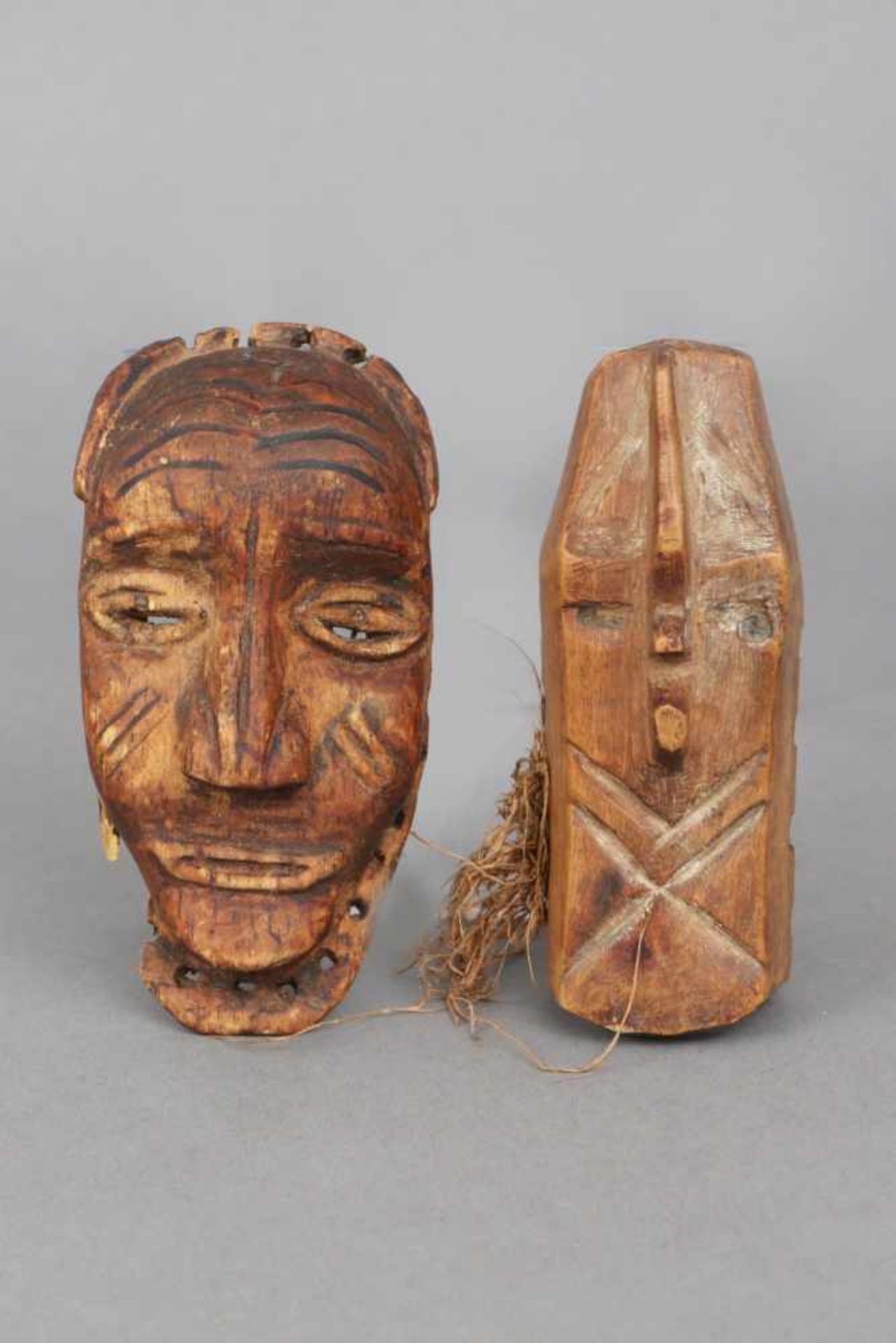 2 afrikanische Passport-Masken Zentralafrika (Kongo), Holz, geschnitzt, Kerbdekor, 1 Maske mit
