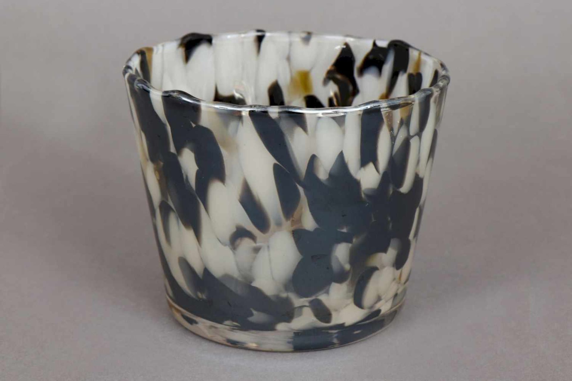 Bechervase im Stile Murano Glas, zylindrischer Korpus, schwarz-weiße Einsprenklungen, H ca. 10cm