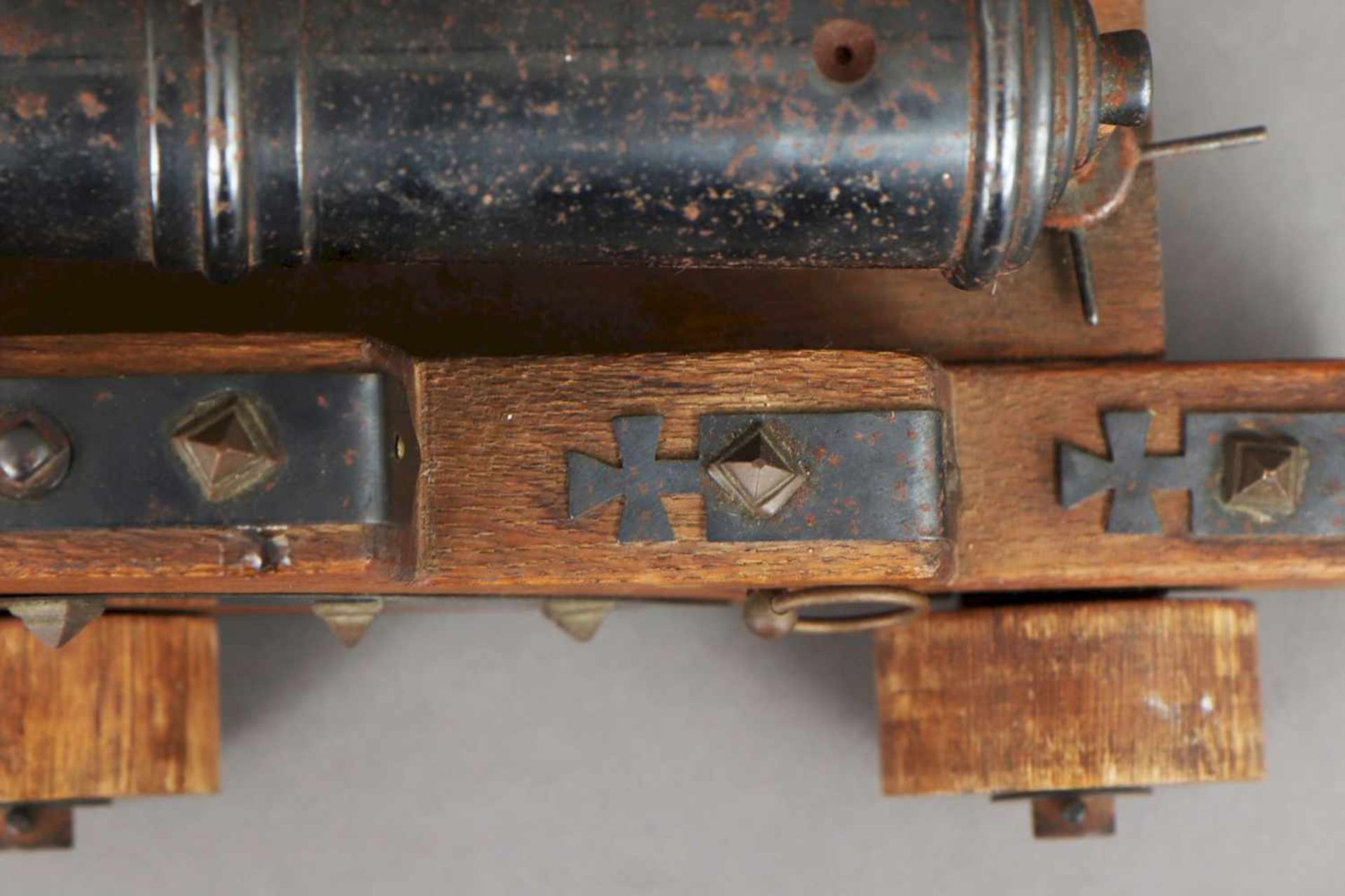 Modell Kanone Eisen, gebläut, und Eichenholz, schiessfähige Kanone auf gestuftem Holzstand mit - Bild 4 aus 4