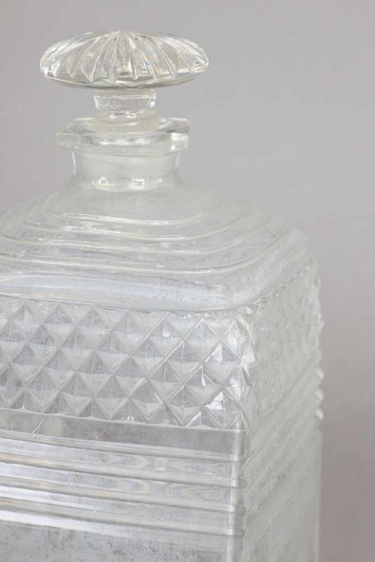 Paar Empire Karaffen farbloses Kristallglas, eckiger Korpus mit Waffel- und Kerbschliff, gestufte - Image 2 of 5