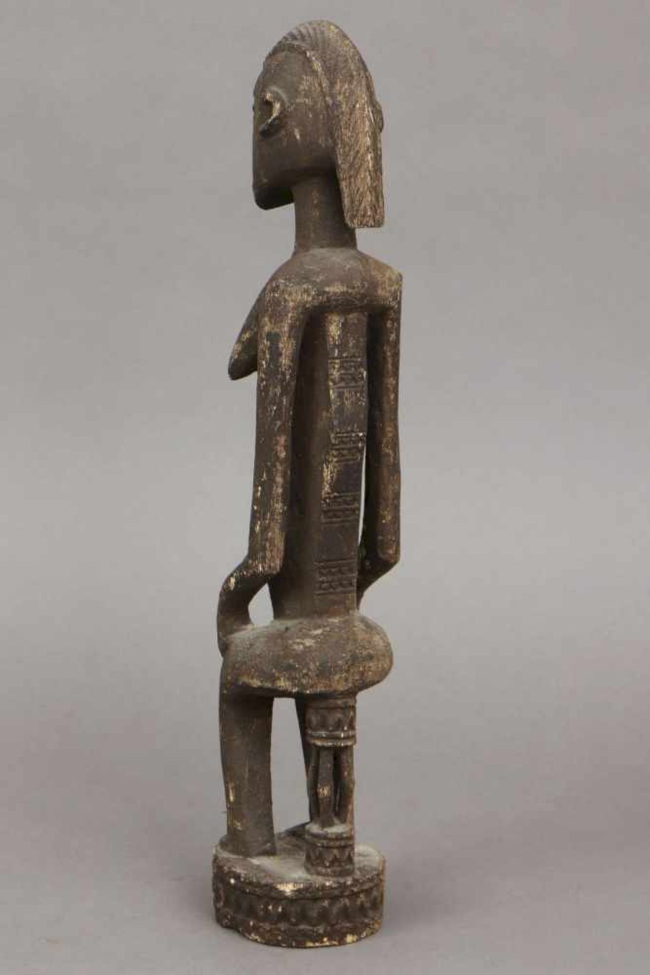 Afrikanische Fruchtbarkeitsfigur der Dogon, Mali Holz, geschnitzt und dunkel patiniert, auf Hocker - Bild 3 aus 3