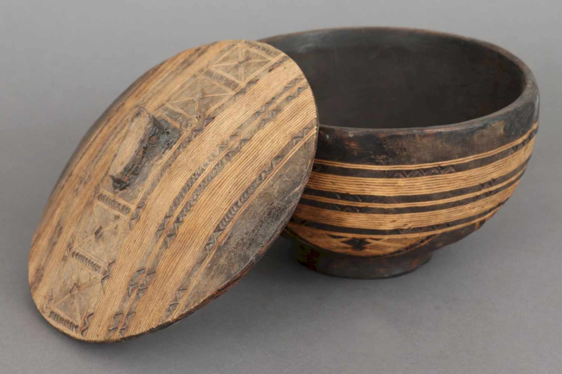 Afrikanische Holzschale/Deckelschale wohl Kongo, Mitte 20. Jhdt., runde Schale mit Kerb- und - Bild 2 aus 4