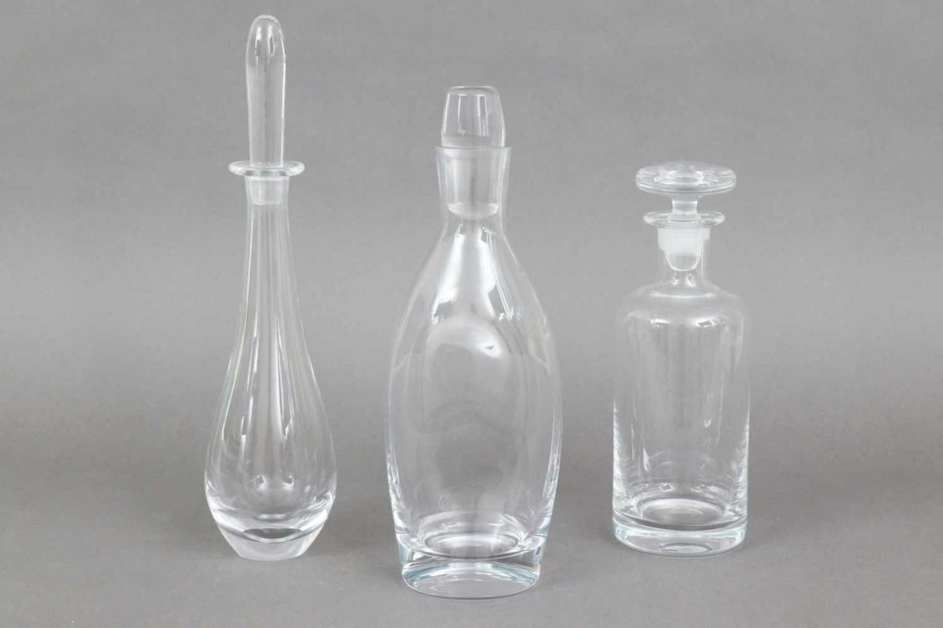 3 Glaskaraffen diverse, farbloses Glas, 1x zylindrisch, 1x keulenförmig, 1x kegelförmig, H ca. 25-