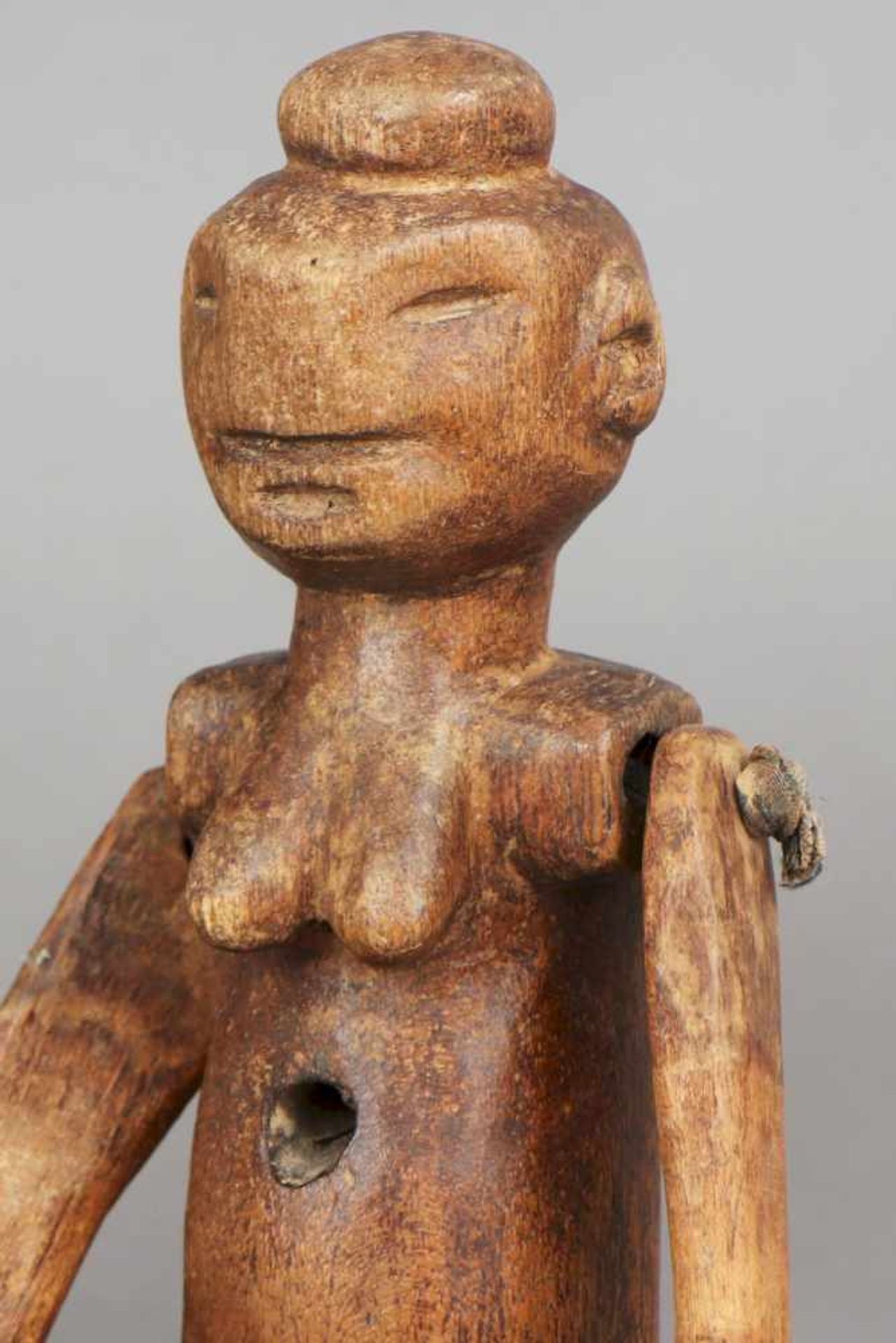 2 Sukuma ¨Marionetten¨ Figuren, Tanzania Holz, geschnitzt, mit beweglichen Gliedmaßen, weibliche - Bild 2 aus 3