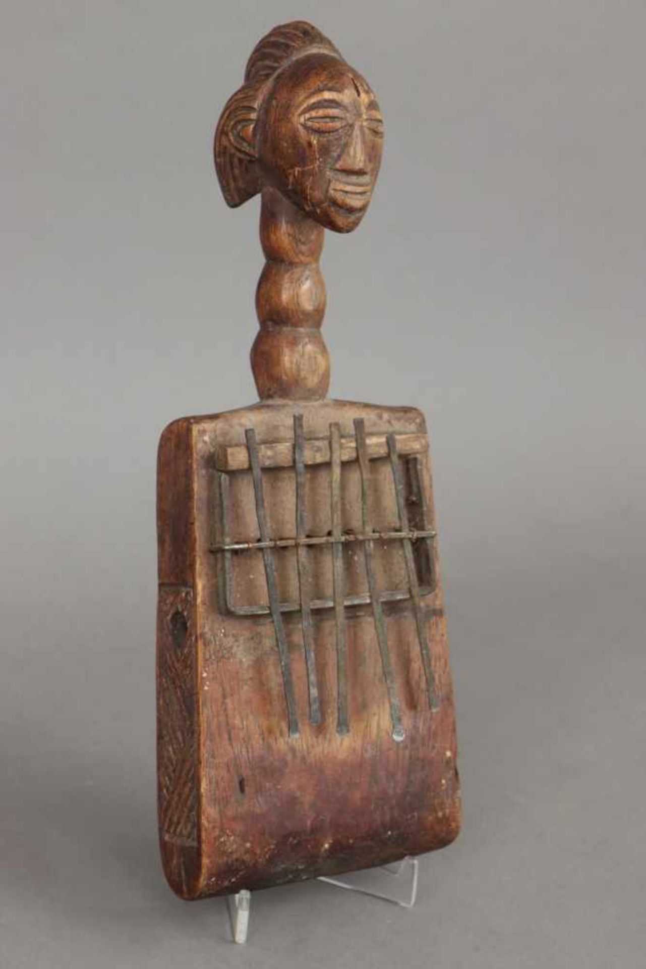 3 afrikanische Lamellophone (Daumenklaviere/Yueko) wohl Kongo/Zentralafrika, Holz- und Eisen, - Image 3 of 4