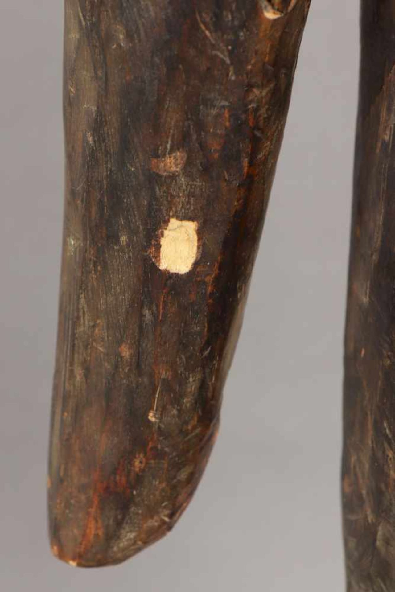 Afrikanische Ahnenfigur Holz, geschnitzt, geschwärzt und im Gesicht weiß gekalkt (Kaolin), wohl - Bild 4 aus 4