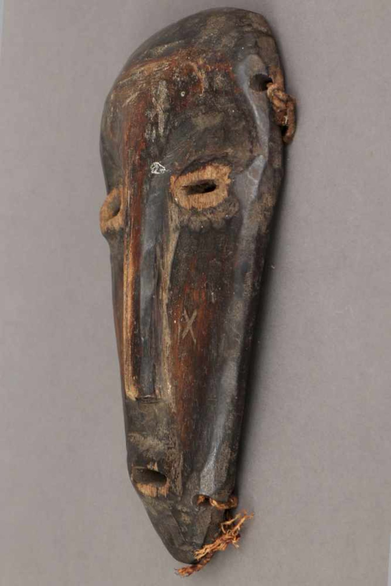 Afrikanische Tanzmaske, wohl Dogon, Mali dunkel patiniertes Holz, geschnitzt, schlankes Gesicht mit - Bild 2 aus 2