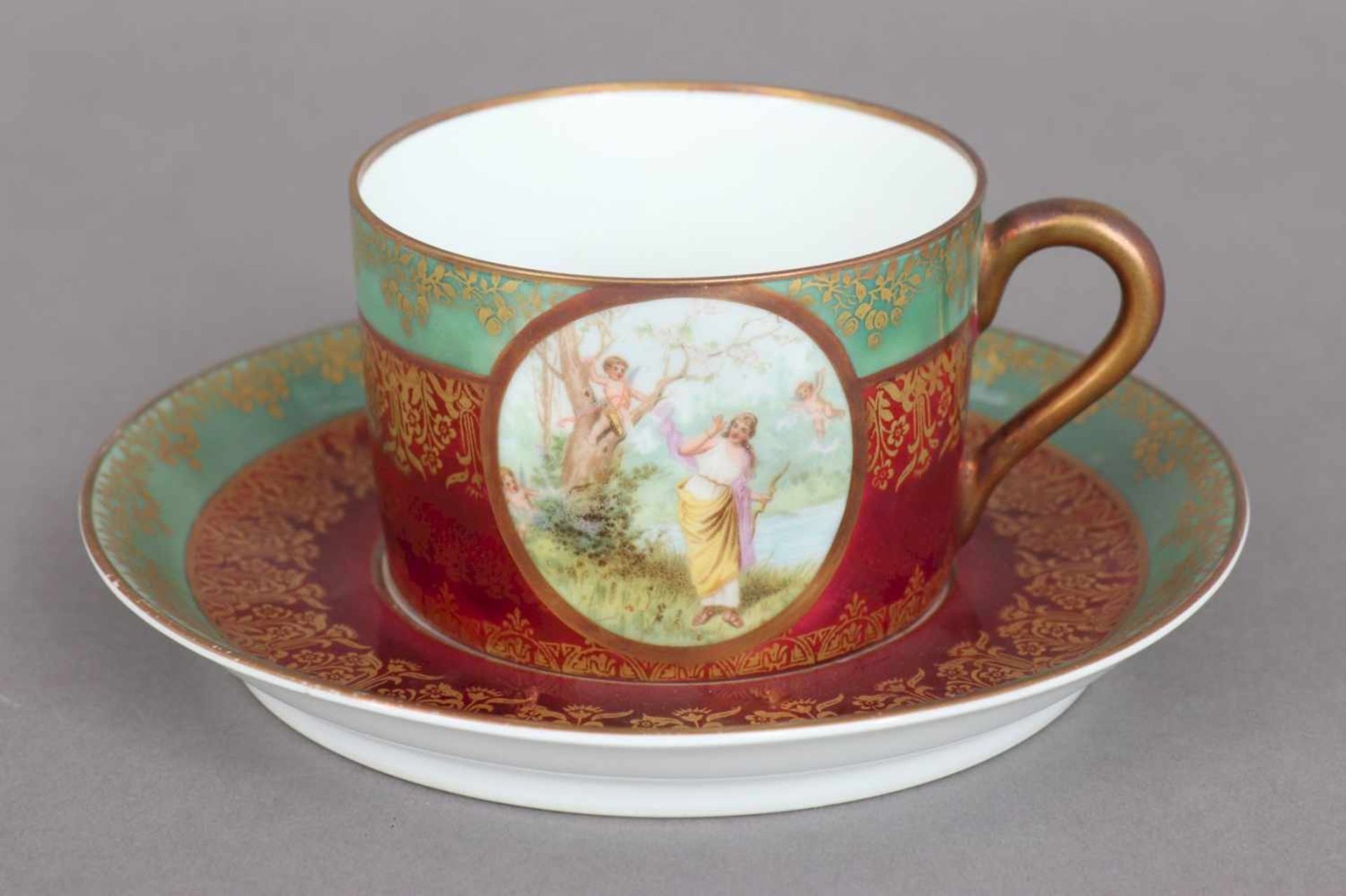 Tasse im Wiener Stil 20. Jhdt., zylindrischer Korpus mit Ohrenhenkel, blau-roter Fond mit