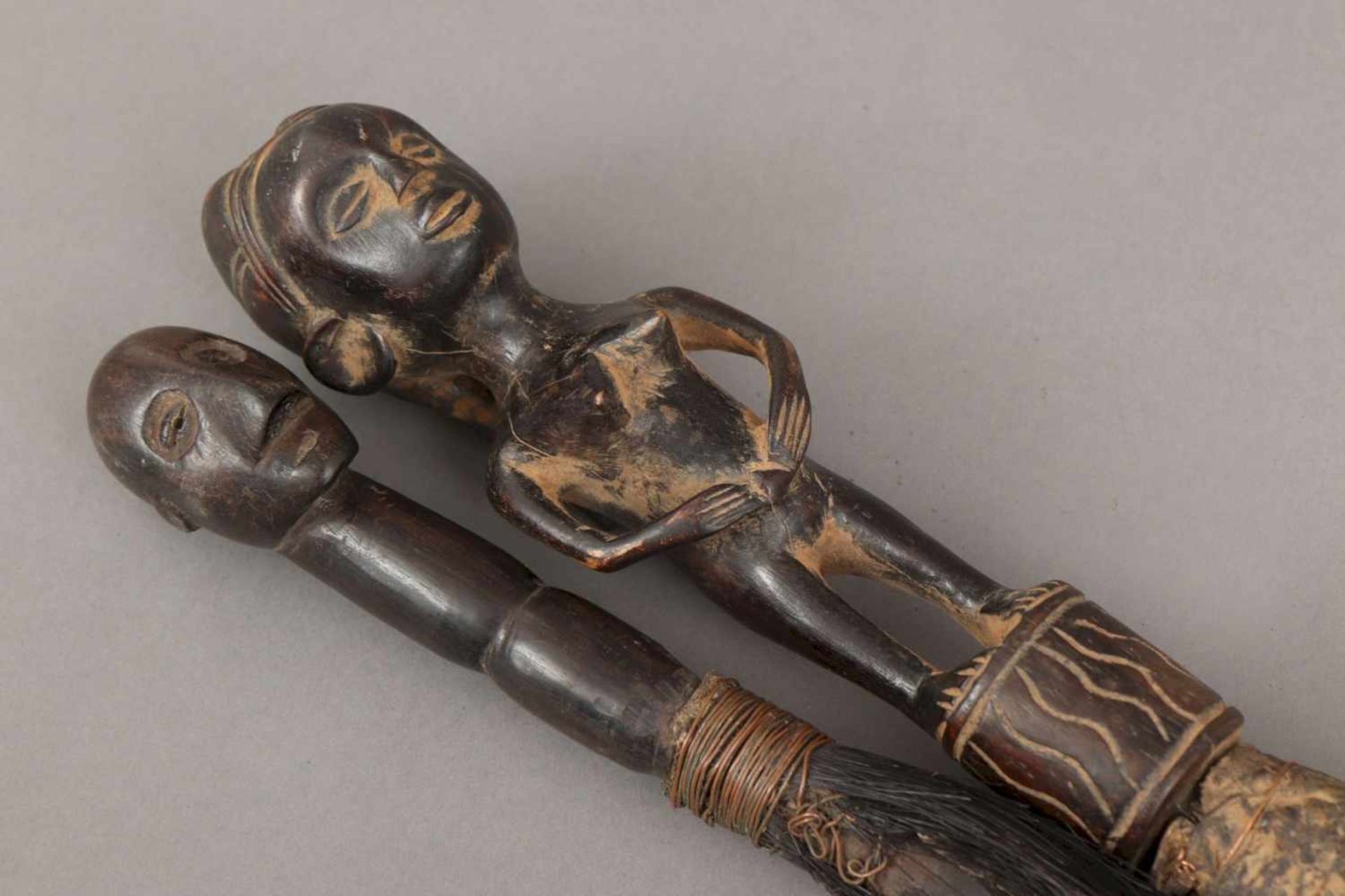 2 afrikanische Roßhaar-Fliegenwedel Kongo, Figurengriffe Holz, dunkel patiniert, teilweise - Bild 2 aus 2