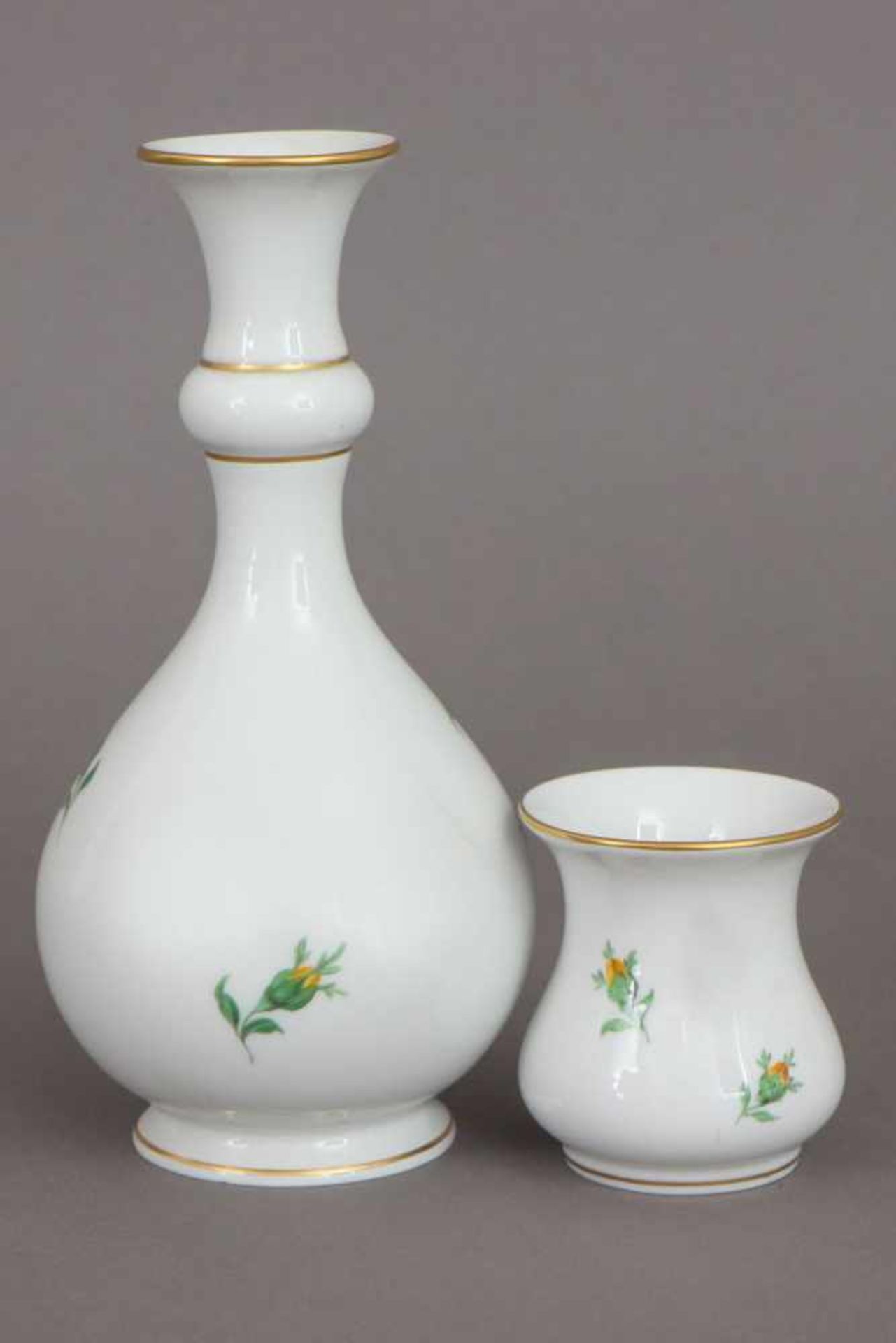 2 MEISSEN Vasen 2. Hälfte 20. Jhdt., 1x Keulenform (2 Schleifstriche), 1x bauchige Form mit - Image 2 of 3