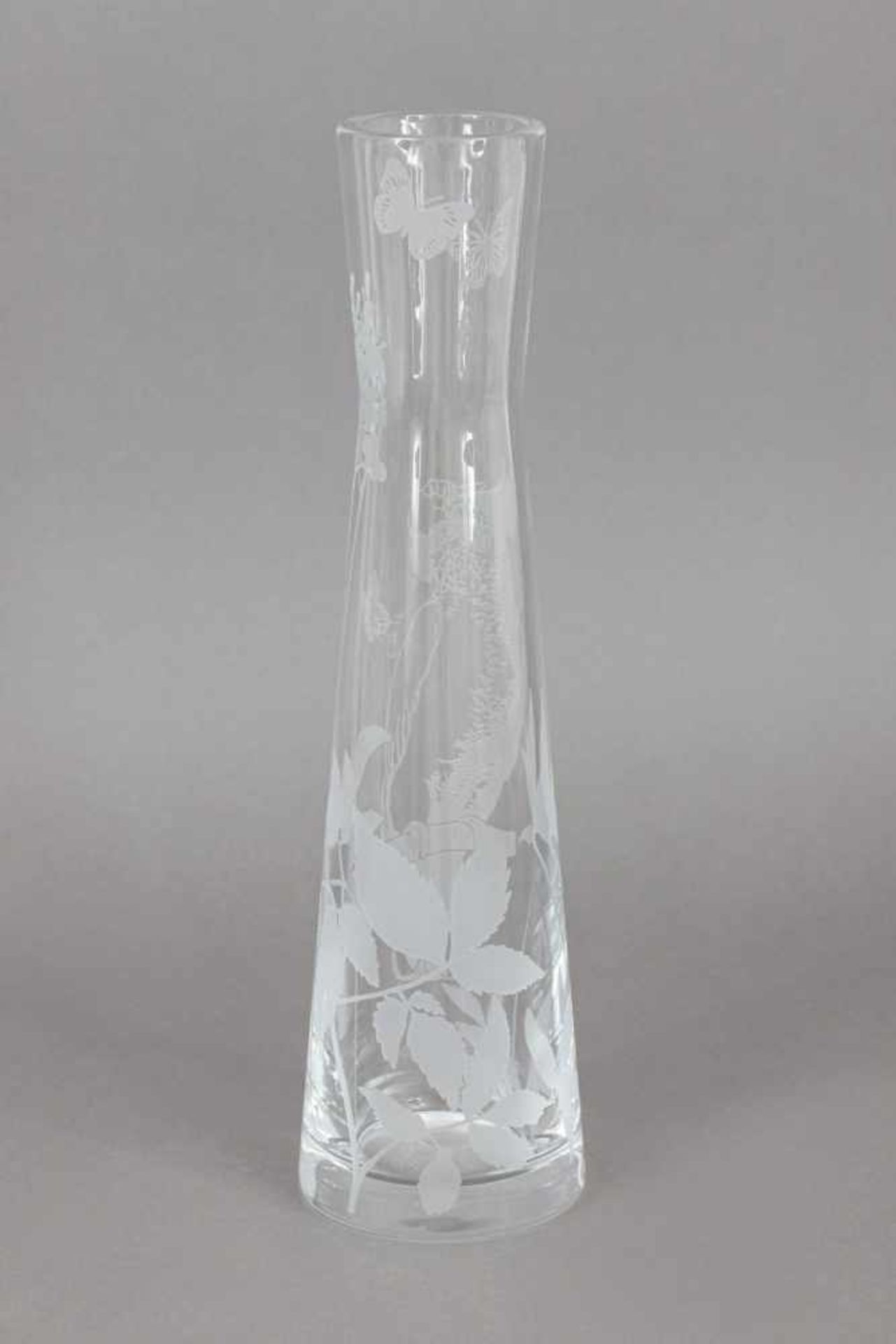 BACCARAT Stangenvase farbloses Glas, leicht kegelförmiger Korpus, Wandung umlaufend mit geätztem - Bild 4 aus 4