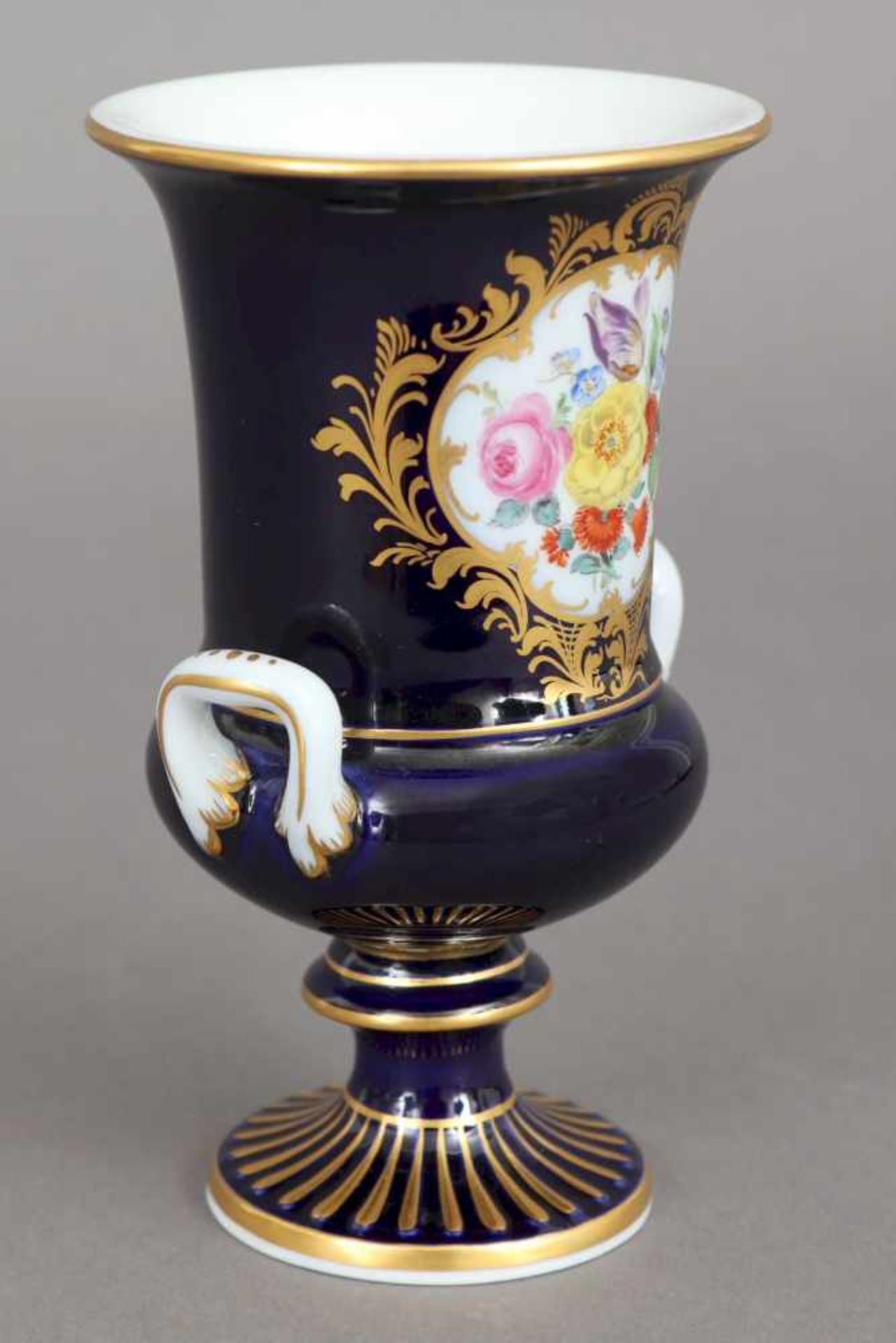 MEISSEN Vase 2. Hälfte 20. Jhdt., kraterförmiger Korpus auf eingezogenem Rundfuß mit seitlichen - Bild 2 aus 4