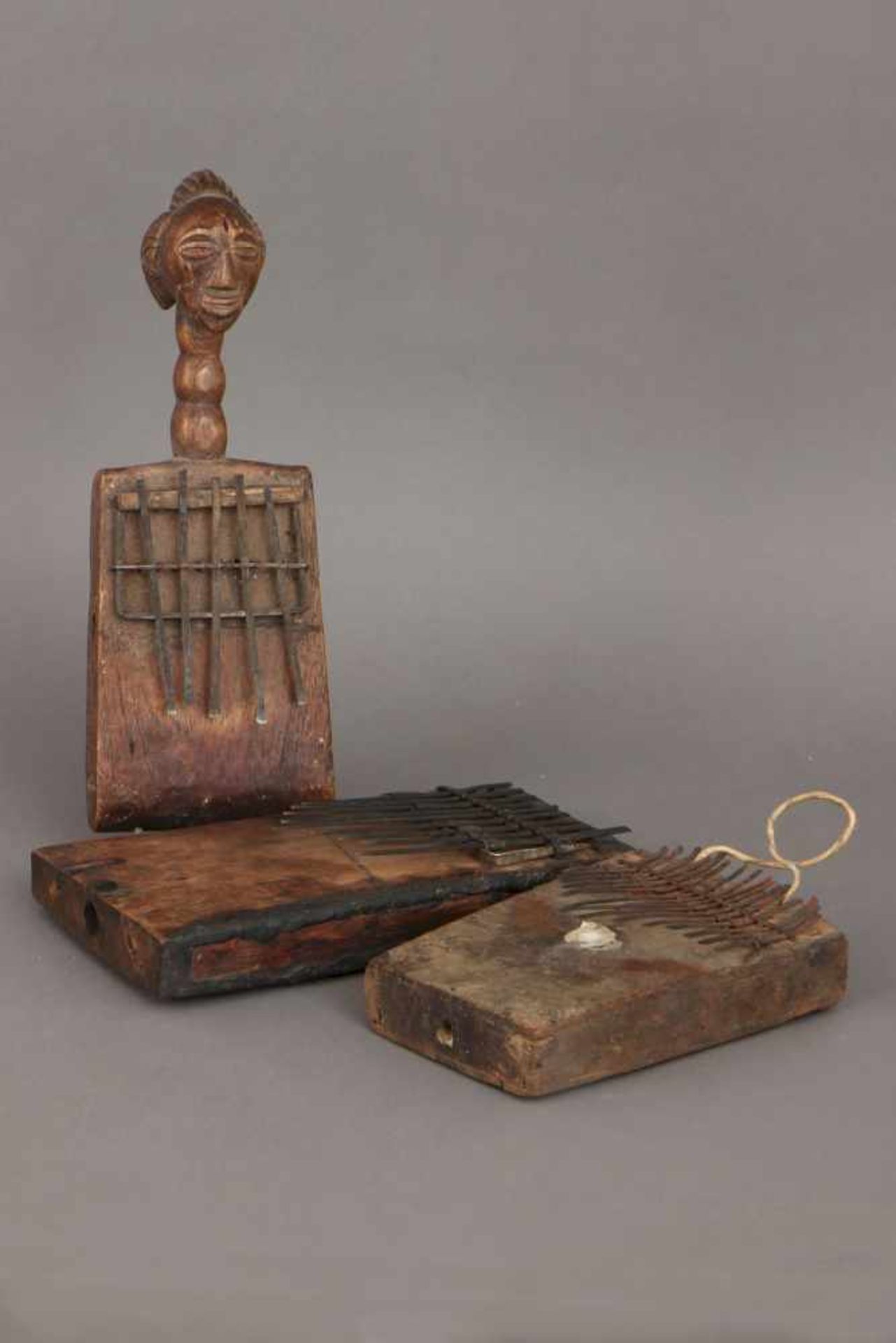 3 afrikanische Lamellophone (Daumenklaviere/Yueko) wohl Kongo/Zentralafrika, Holz- und Eisen,