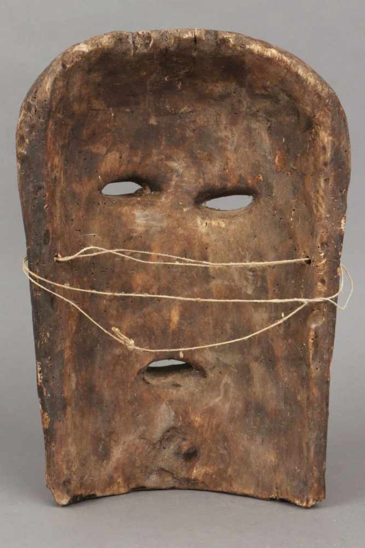Afrikanische Ritualmaske, wohl Grebo, Liberia Holz, geschnitzt, braun patiniert, gewölbtes Gesicht - Bild 3 aus 3