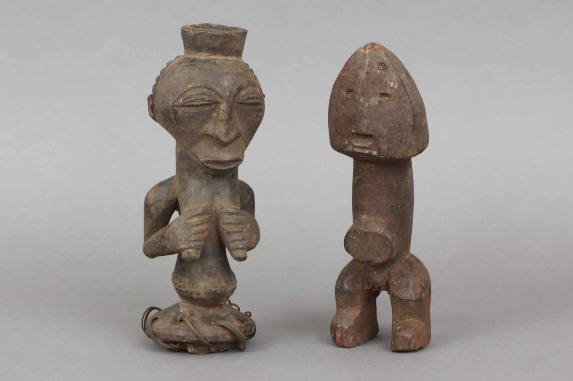 2 afrikanische Fruchtbarkeitsfiguren der Songye, Kongo 1x weibliche Figur mit langen Brüsten, 1x