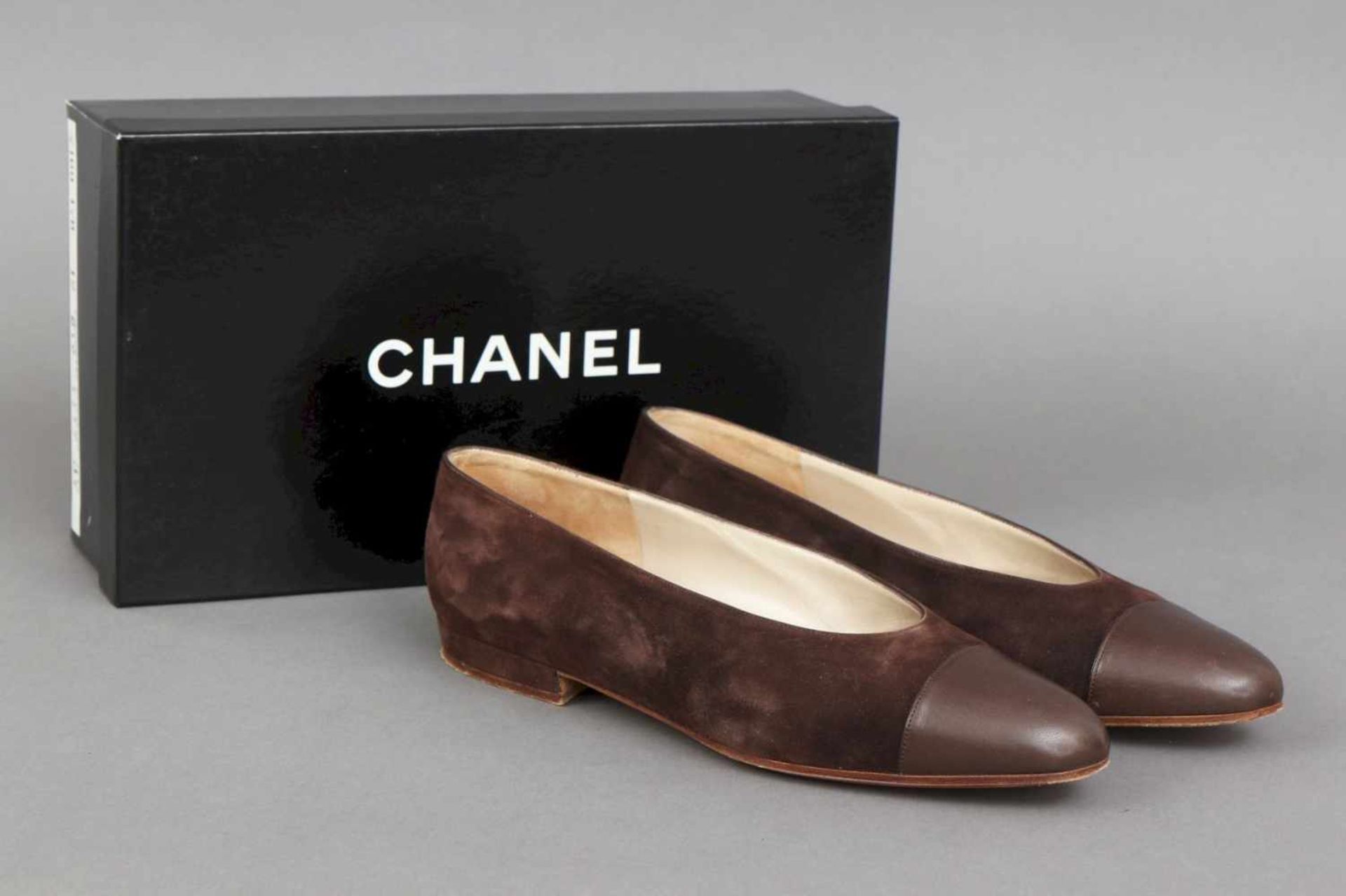 CHANEL flache Schuhe braunes Veloursleder mit Glattleder-Kappe, Gr. 7 (37), minimal getragen, in