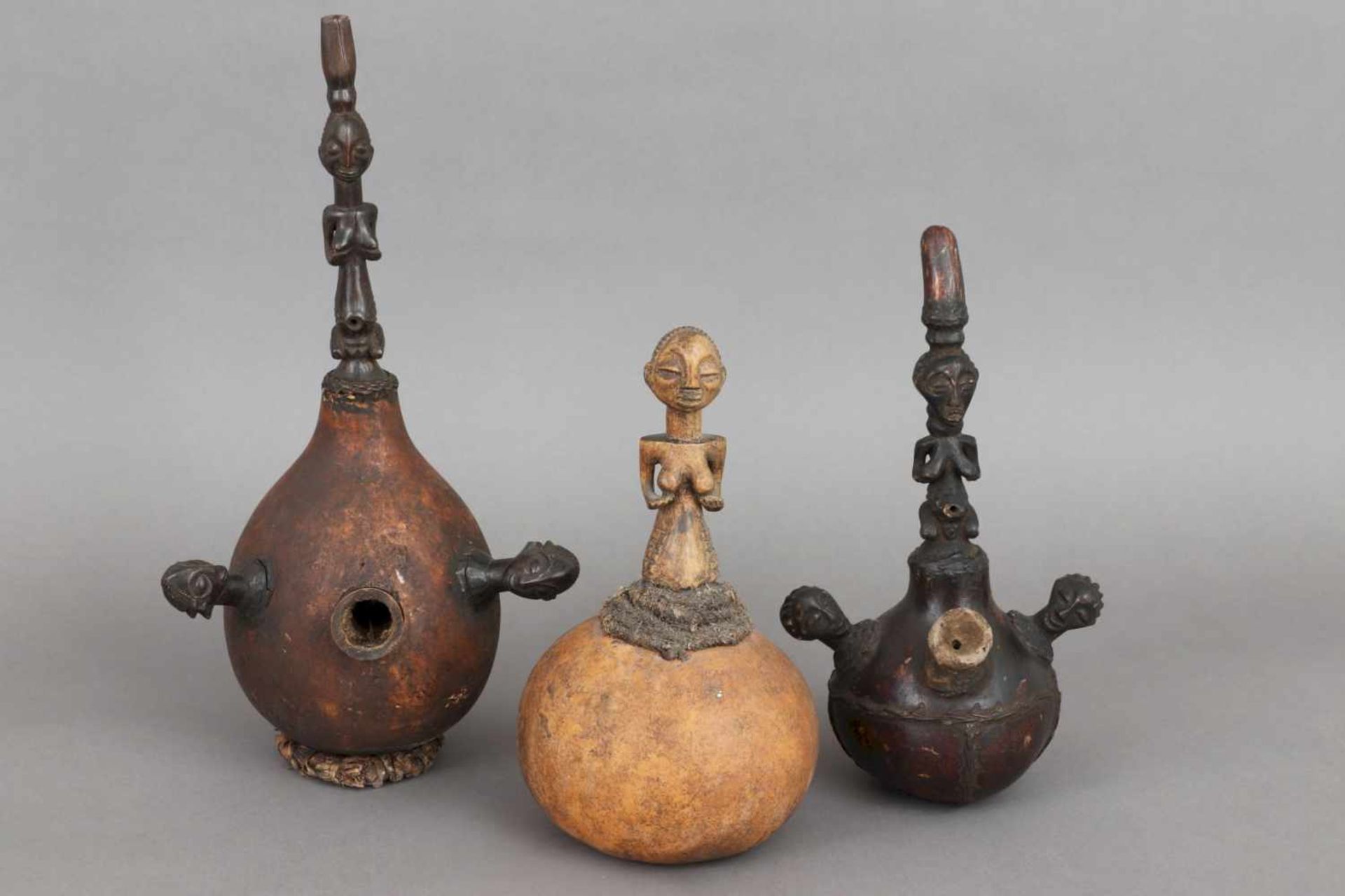 3 afrikanische Kalebassen-Figuren/Gefäße bzw. Pfeifen mit geschnitztem Holzbesatz (Köpfe und