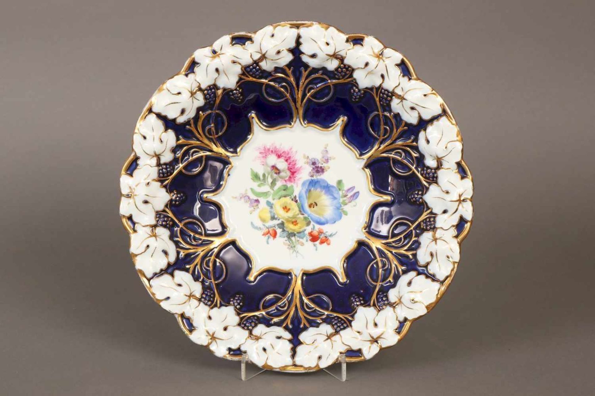 MEISSEN Prunkteller 1924-1934 (Pfeifferzeit), runde passig geschwungene, leicht vertiefte Form,