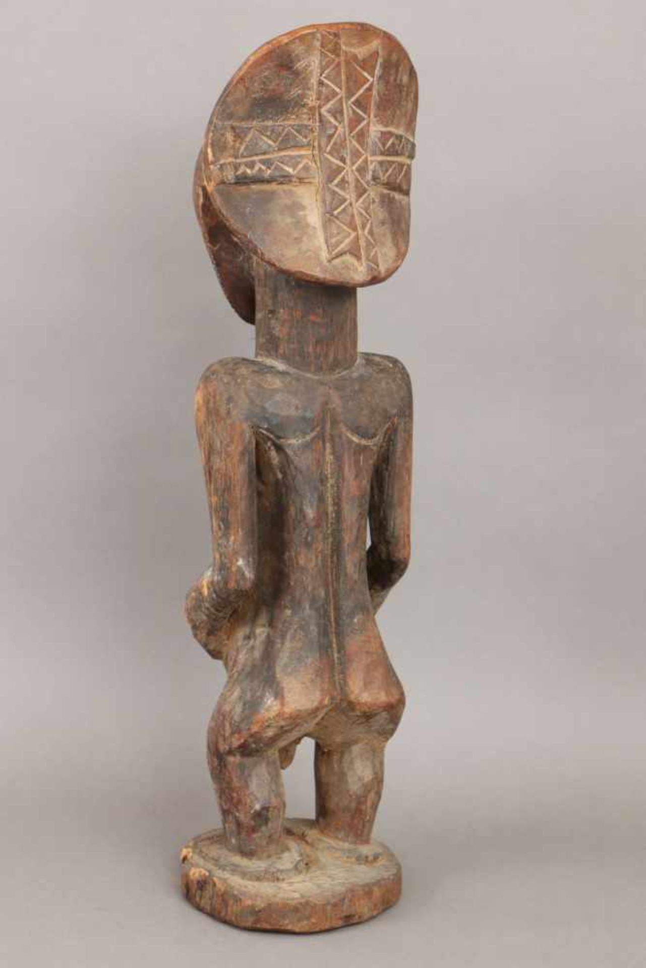 Afrikanische Ahnenfigur wohl Songye, Kongo, Hartholz, dunkel patiniert , hockende männliche Figur - Bild 2 aus 4