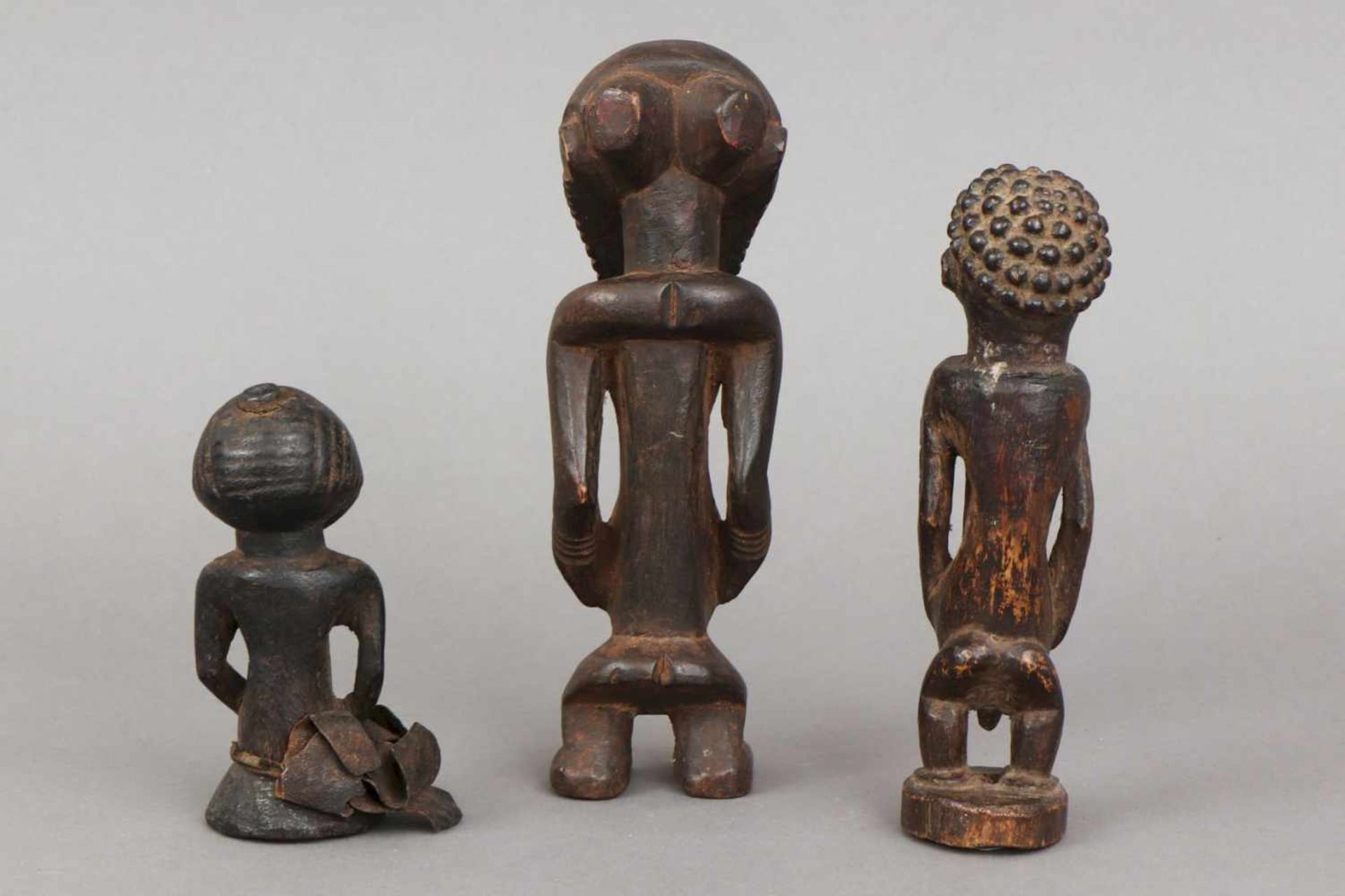 3 afrikanische Power-Figuren der Songye, Kongo diverse, dunkel patiniertes Holz, teilweise - Bild 2 aus 2