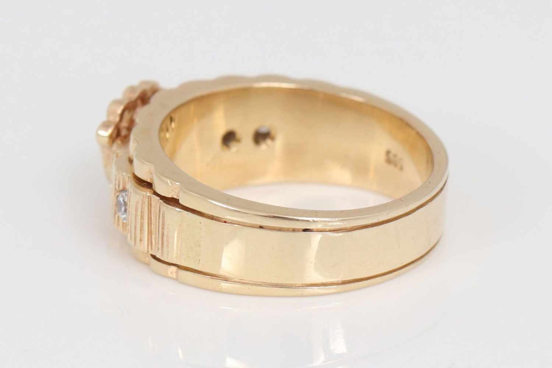 Sogenannter ¨Rolex¨ Ring 585er Gelbgold, leicht gerippte Schiene mit aufgesetzter Krone, 10 kleine - Bild 3 aus 3