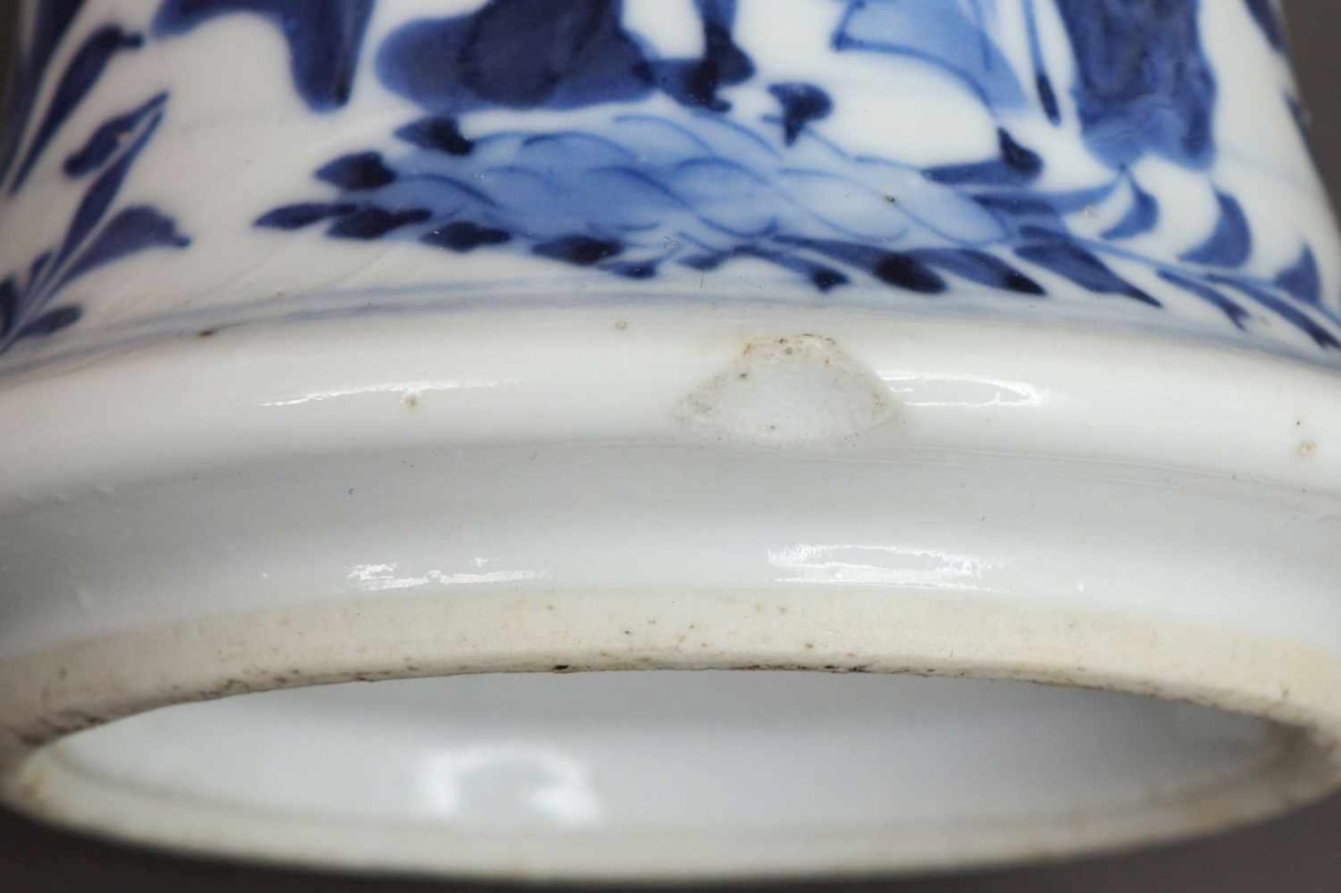 Chinesische Porzellanvase in Gu-Form Blaumalerei auf hellem Grund ¨Drache und Pflanzen¨, - Bild 6 aus 6