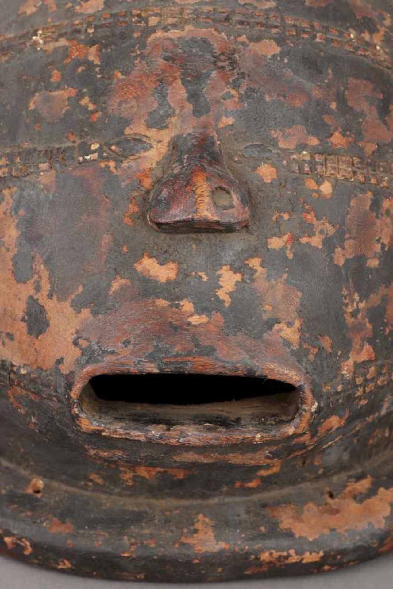 Helmmaske der Tabwa ¨Musangwe¨ Kongo, dunkel patiniertes Holz, Kerbschnitzerei, kugelförmiger Kopf - Bild 4 aus 4