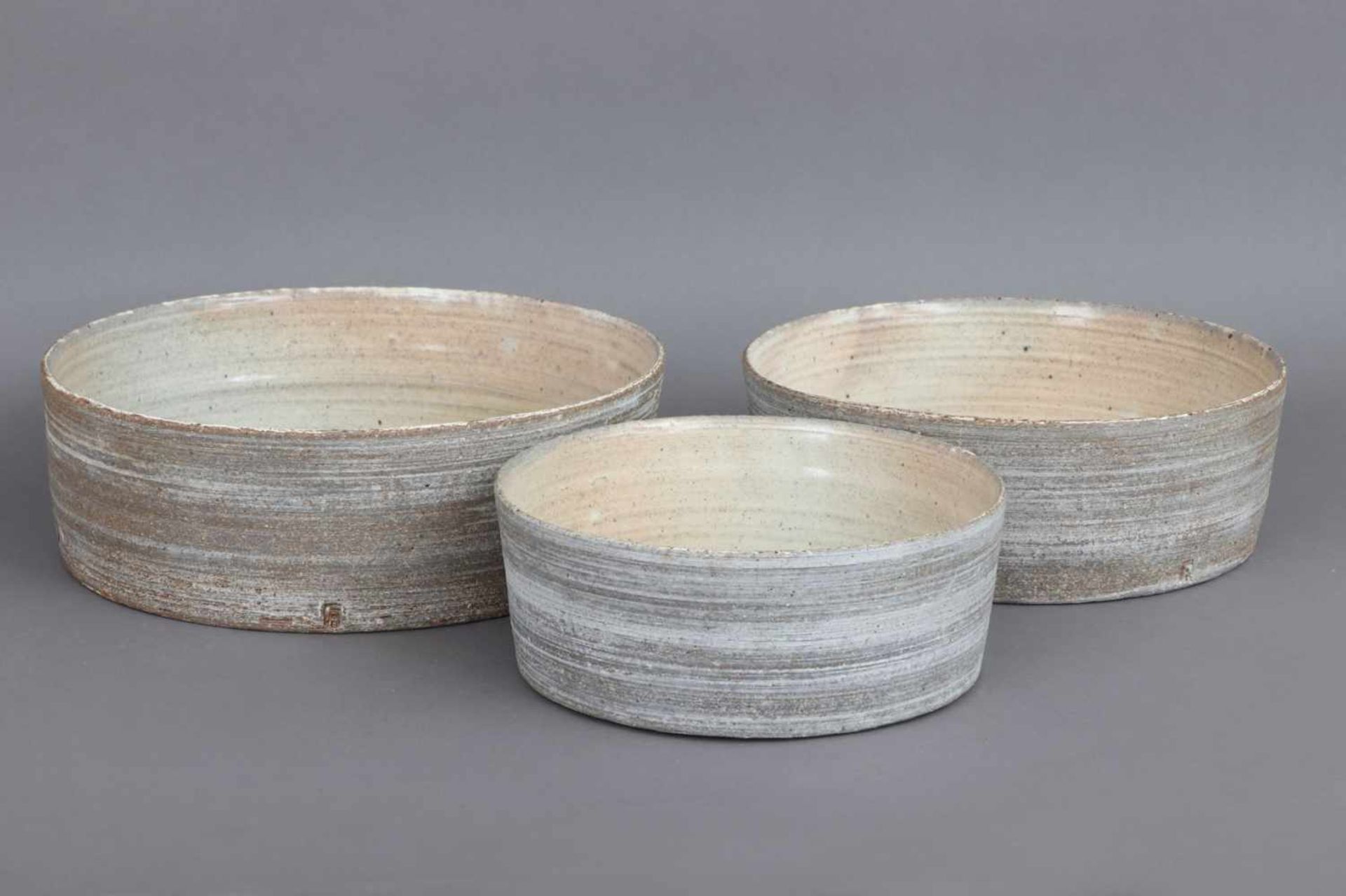 3 handgetöpferte Keramikschalen einer Münchner Künstlerin runde, tiefe Schalen mit beige-graue