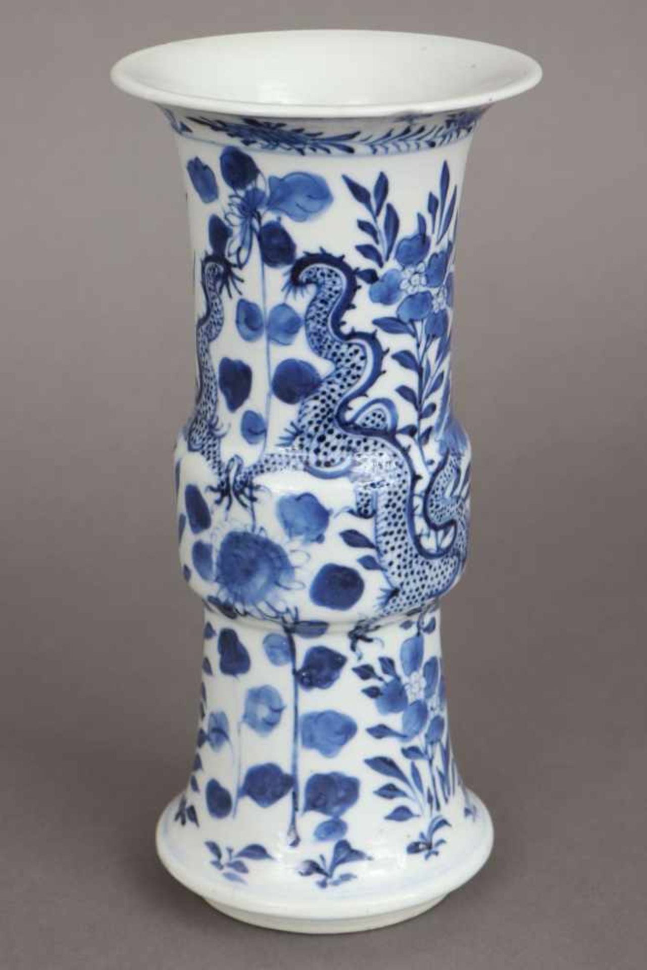 Chinesische Porzellanvase in Gu-Form Blaumalerei auf hellem Grund ¨Drache und Pflanzen¨, - Bild 2 aus 6