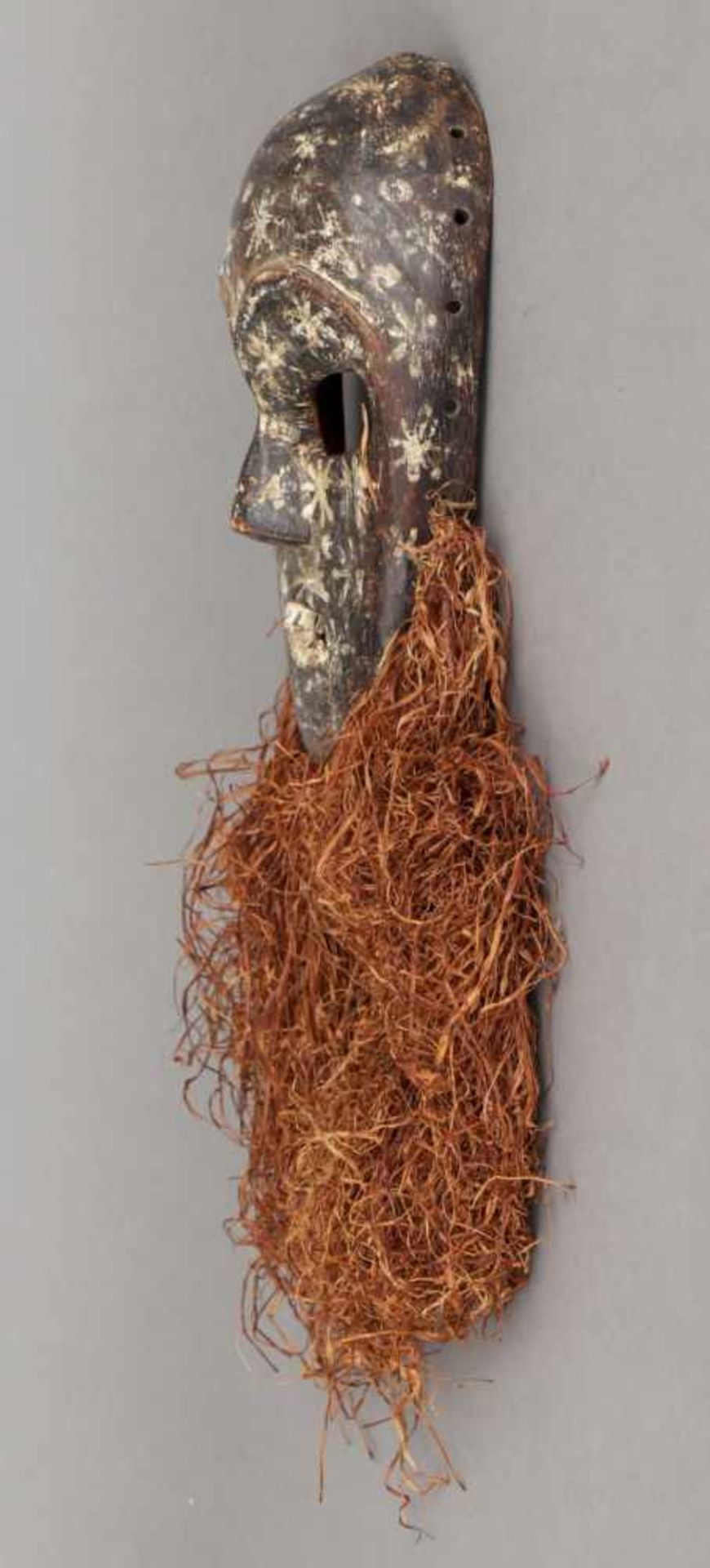 Afrikanische Tanzmaske der Lega, Kongo dunkles Holz mit weißem Sterndekor, Rafia-Bart, offener Mund - Bild 2 aus 2