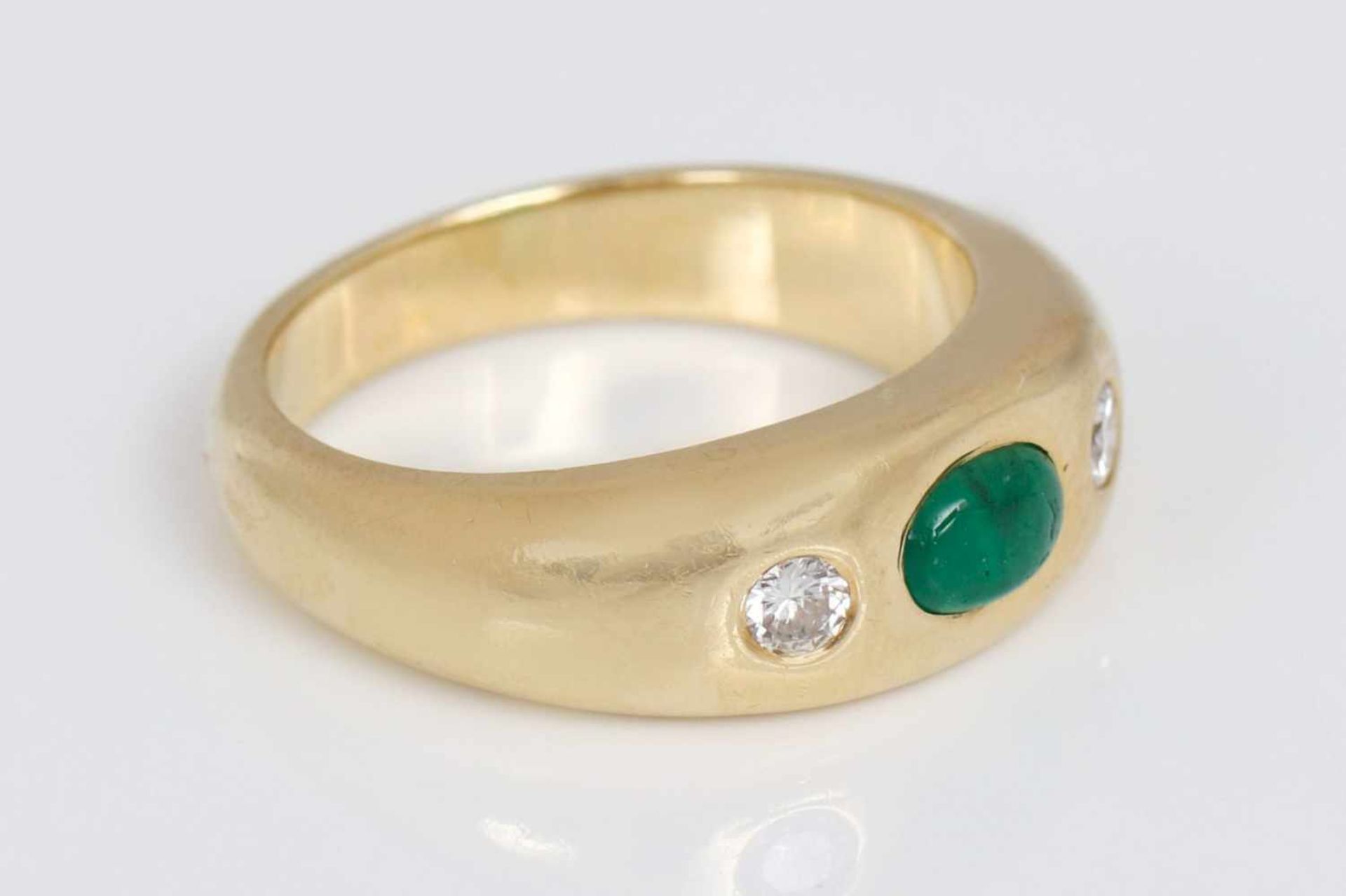 Bandring 585er Gelbgold, 2 kleine Diamanten im Brillantschliff (à 0,05ct., vvsi, TW), mittig ein - Bild 2 aus 2