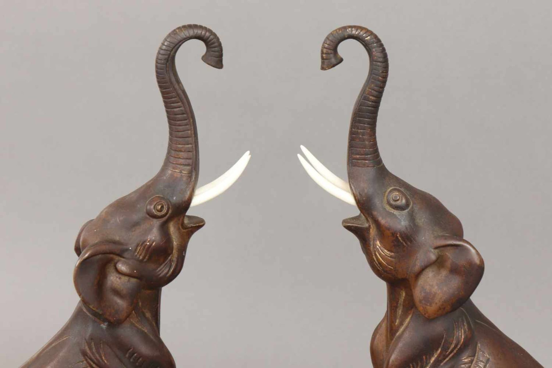 Zinkguss-Figur des Art Deco ¨2 indische Elefanten mit emporgestreckten Rüsseln¨ wohl Frankreich, um - Bild 3 aus 3