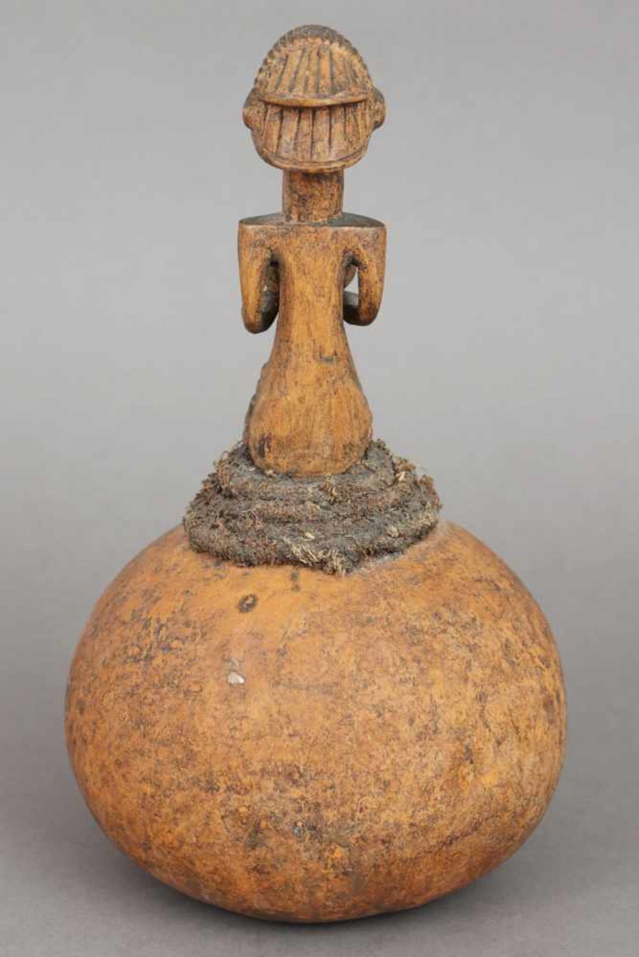 3 afrikanische Kalebassen-Figuren/Gefäße bzw. Pfeifen mit geschnitztem Holzbesatz (Köpfe und - Bild 7 aus 7