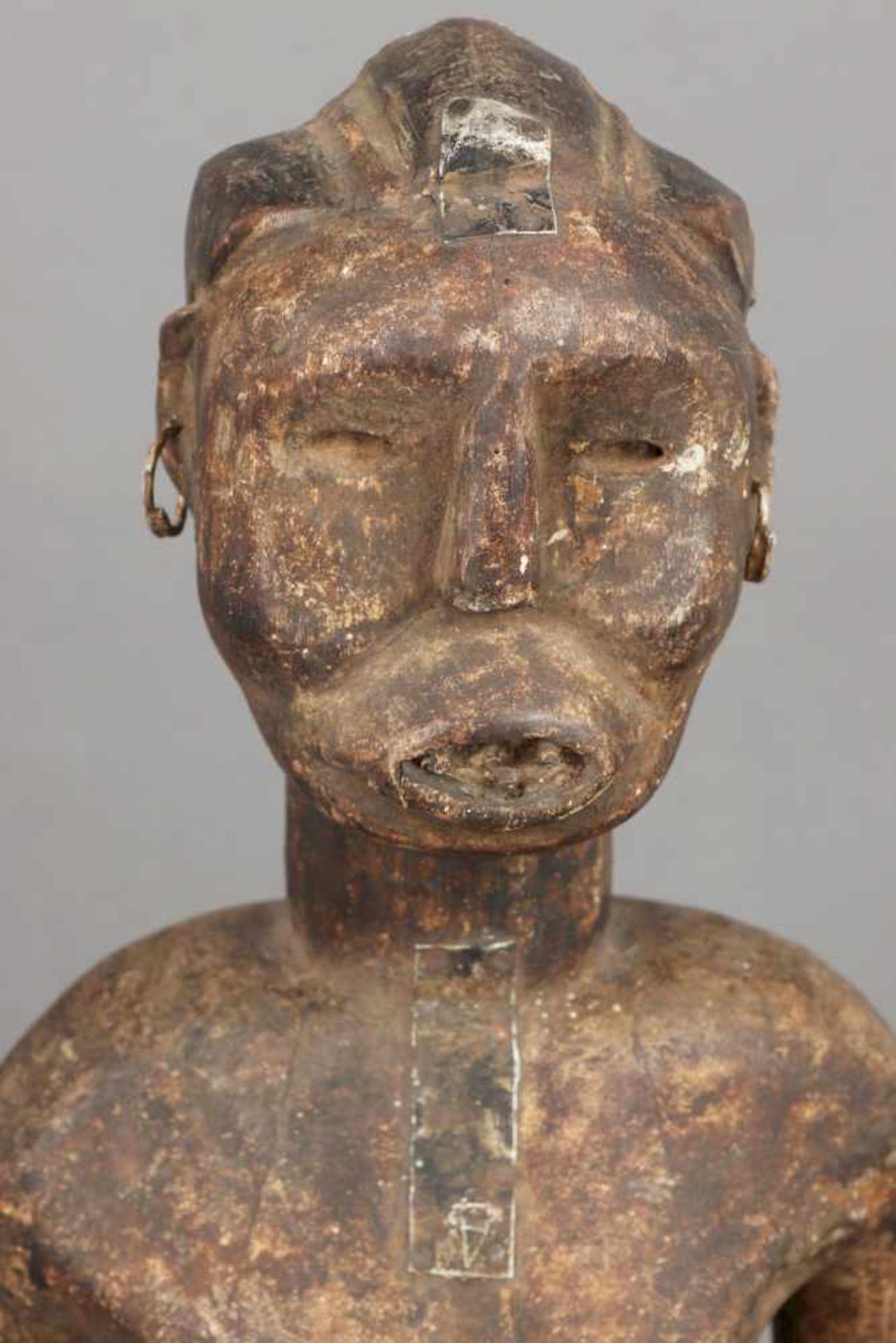 Afrikanische Ritual-/Ahnenfigur Holz, geschnitzt und dunkel patiniert, Metallbeschläge, stehende - Bild 4 aus 4