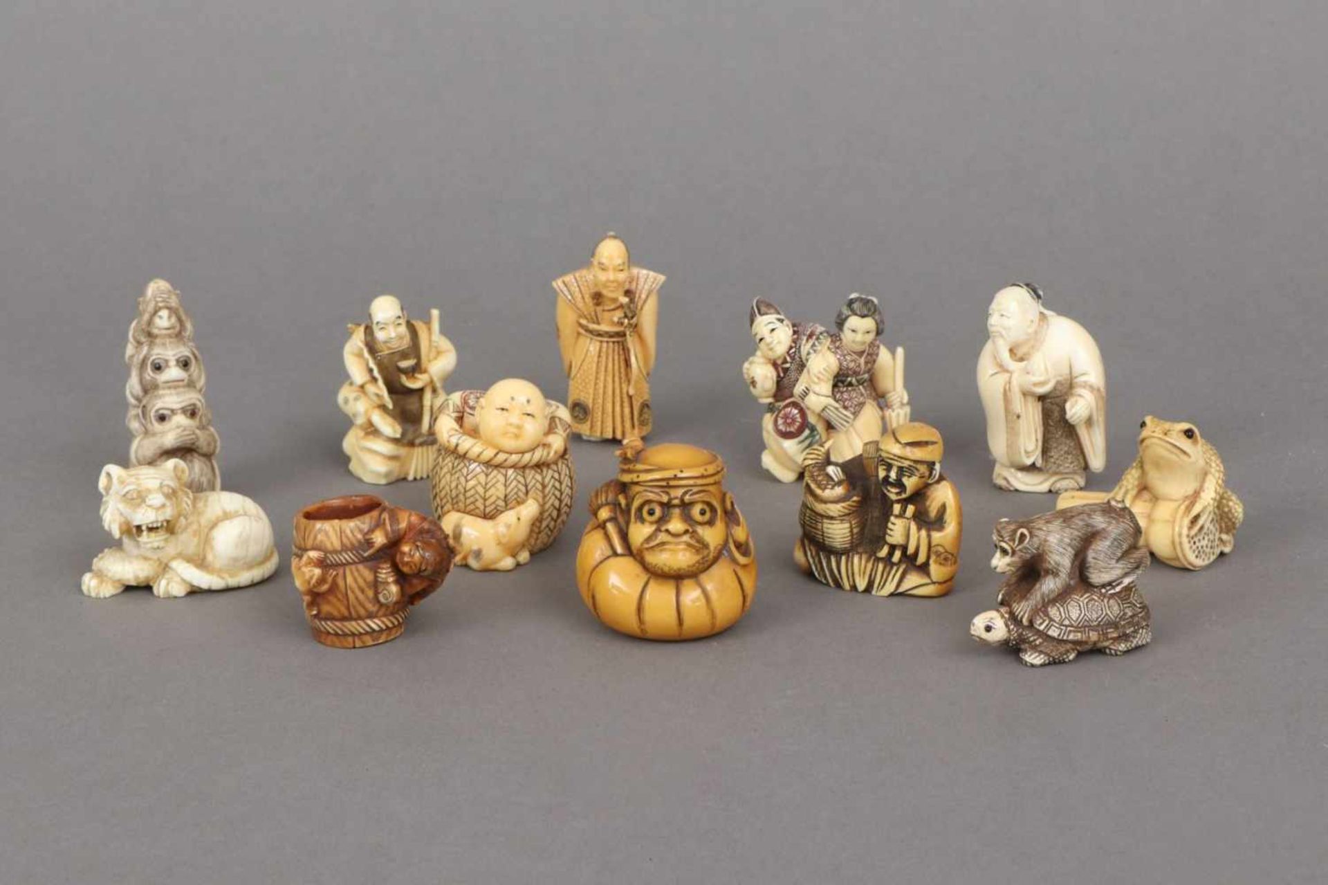 Sammlung Netsuke Japan, Meiji-Epoche und später, Elfenbein, geschnitzt, teilweise patiniert und