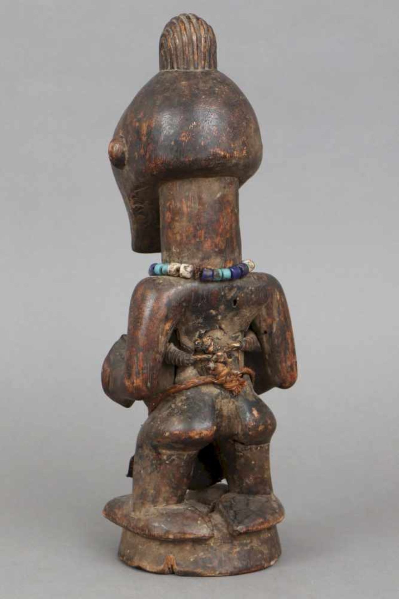 Afrikanische Ritualfigur, Kusu, Kongo stehende weibliche Fruchtbarkleitsfigur, Holz, geschnitzt und - Image 2 of 2