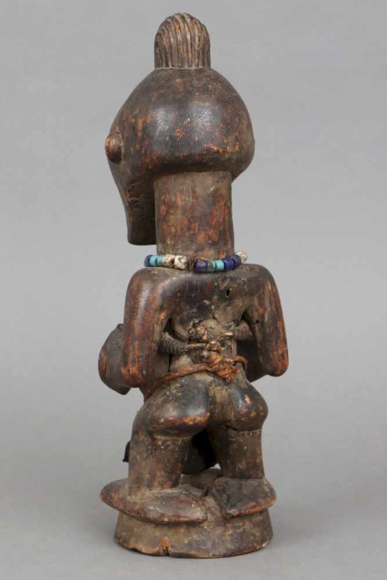 Afrikanische Ritualfigur, Kusu, Kongo stehende weibliche Fruchtbarkleitsfigur, Holz, geschnitzt und - Bild 2 aus 2