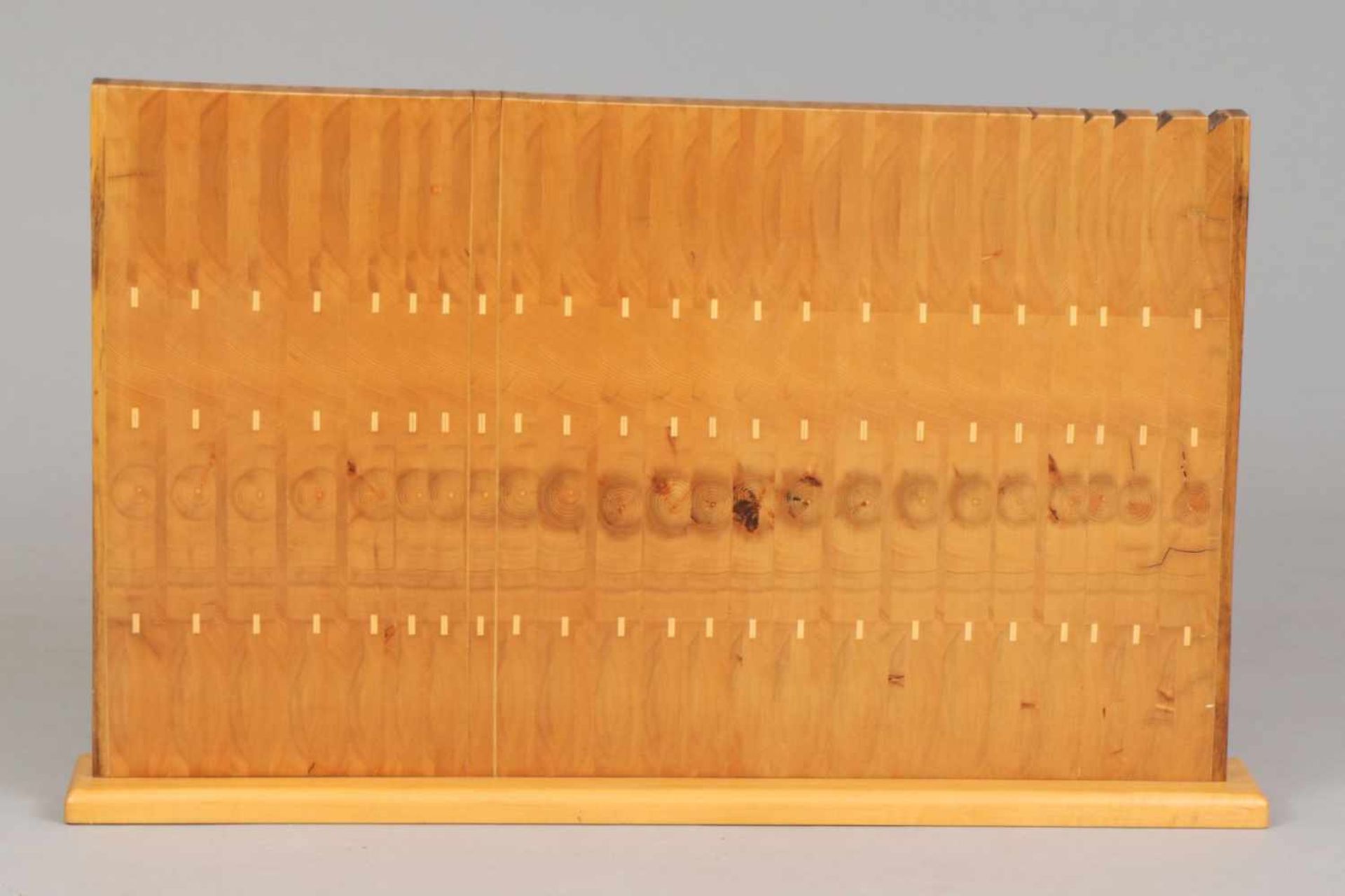 PINO PEDANO (1944) Holzskuptur ohne Titel, eckige, parkettierte Platte aus Edelhölzern, - Bild 2 aus 5
