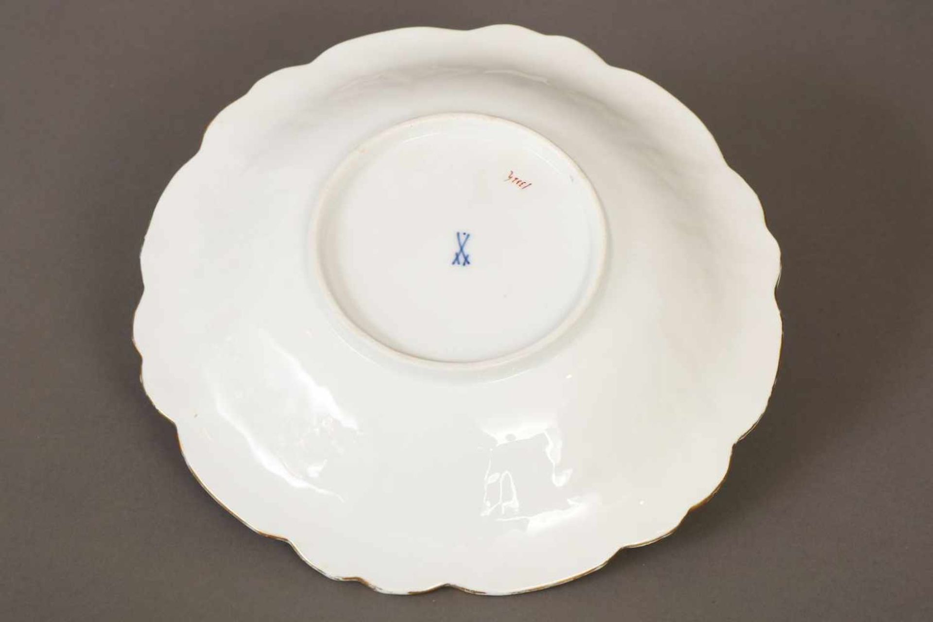 MEISSEN Prunkteller 1924-1934 (Pfeifferzeit), runde passig geschwungene, leicht vertiefte Form, - Image 2 of 2