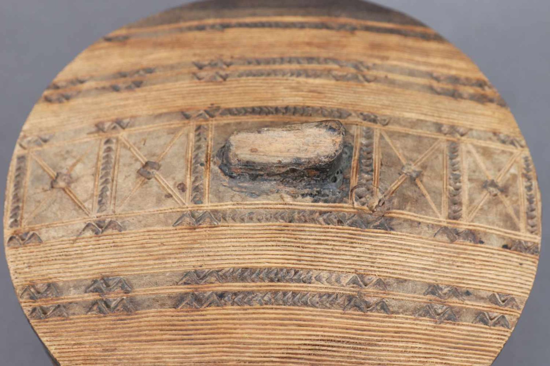 Afrikanische Holzschale/Deckelschale wohl Kongo, Mitte 20. Jhdt., runde Schale mit Kerb- und - Bild 4 aus 4