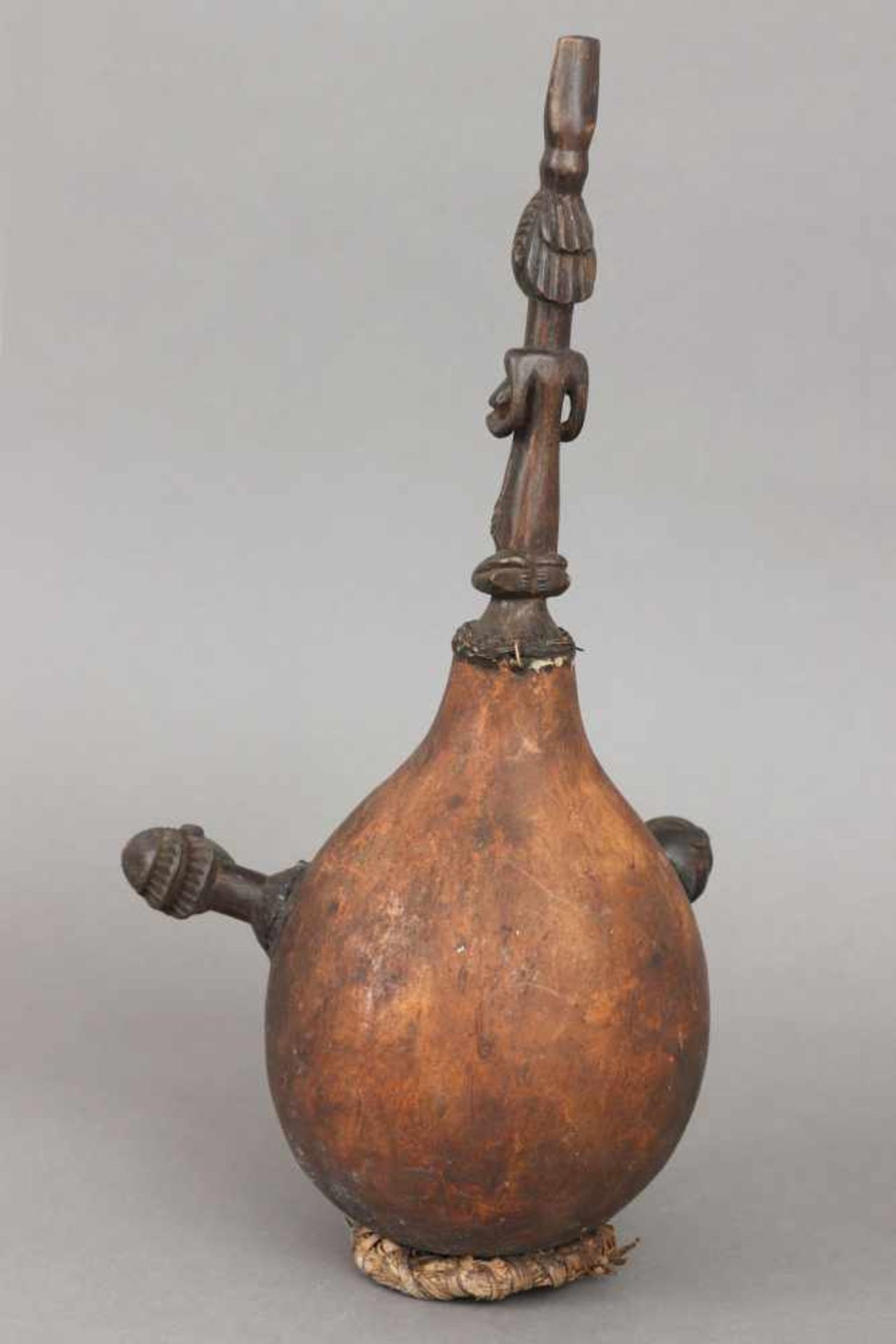 3 afrikanische Kalebassen-Figuren/Gefäße bzw. Pfeifen mit geschnitztem Holzbesatz (Köpfe und - Image 3 of 7