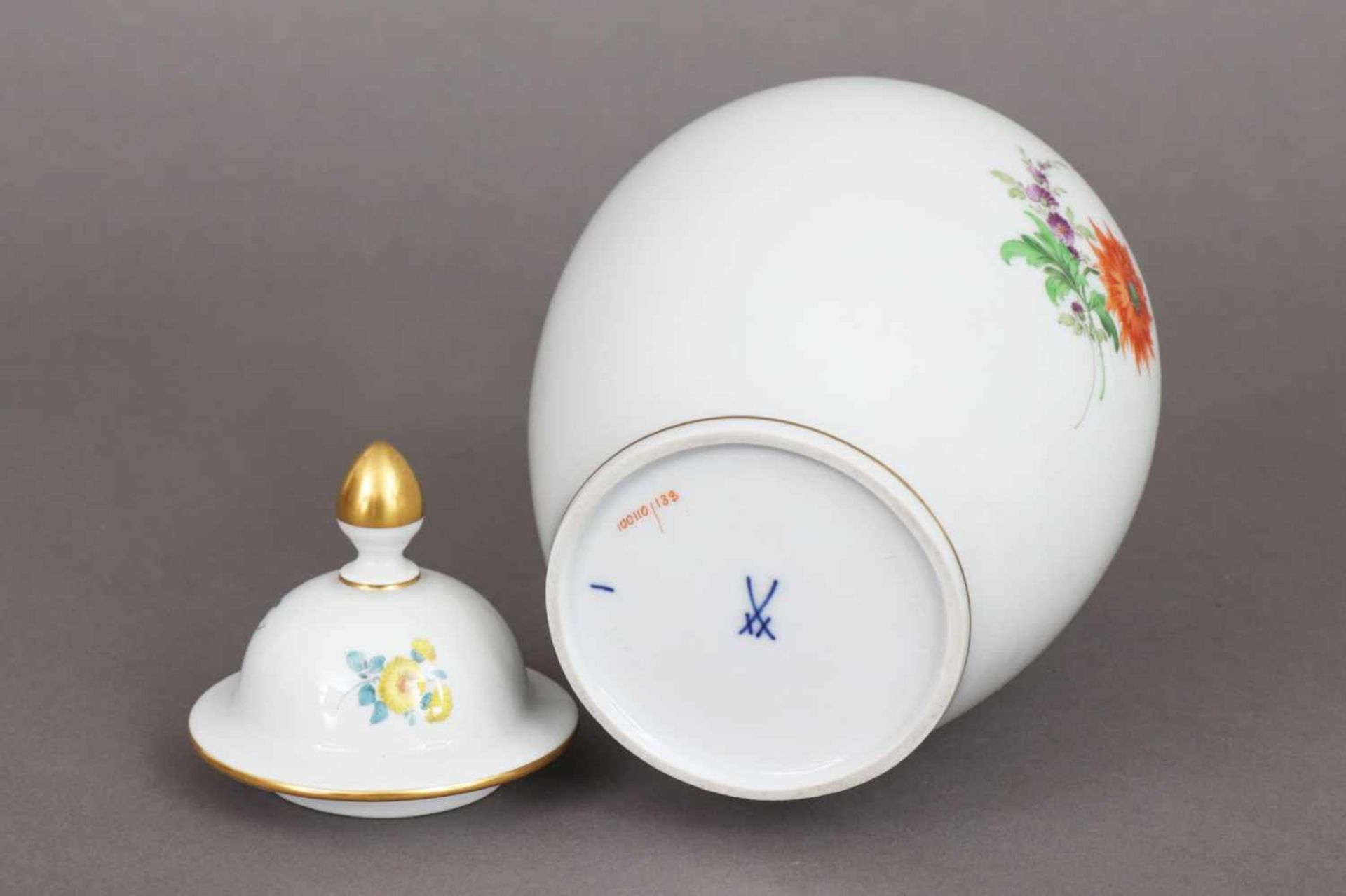 MEISSEN Deckelvase 2. Hälfte 20. Jhdt., ovoider Korpus mit hochgezogenem zylindrischen Hals, - Bild 3 aus 3